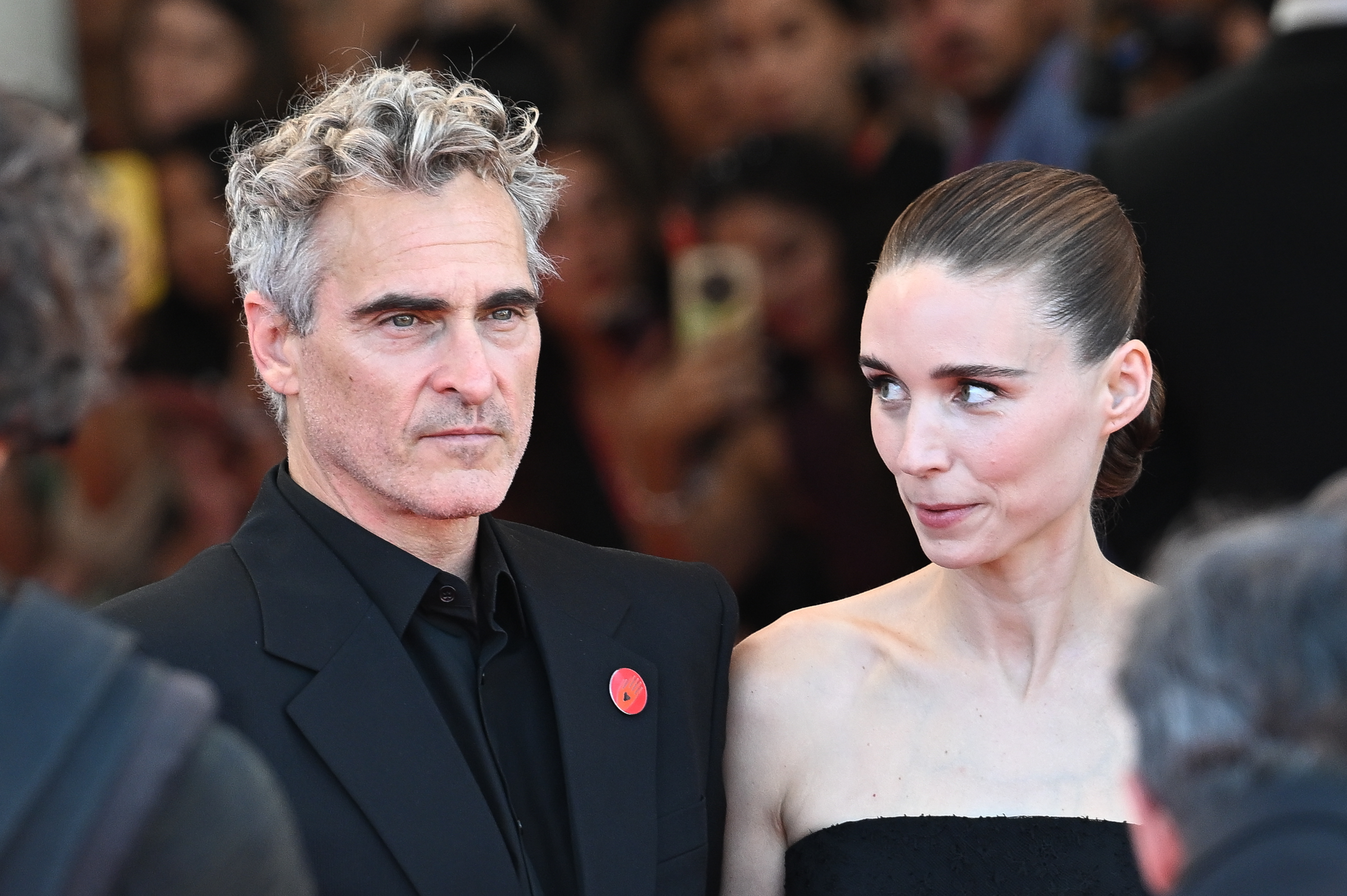 Joaquin Phoenix et Rooney Mara sur le tapis rouge de « The Voice of Hind Rajab » lors de la 82e Mostra de Venise, le 3 septembre 2025, en Italie. | Source : Getty Images