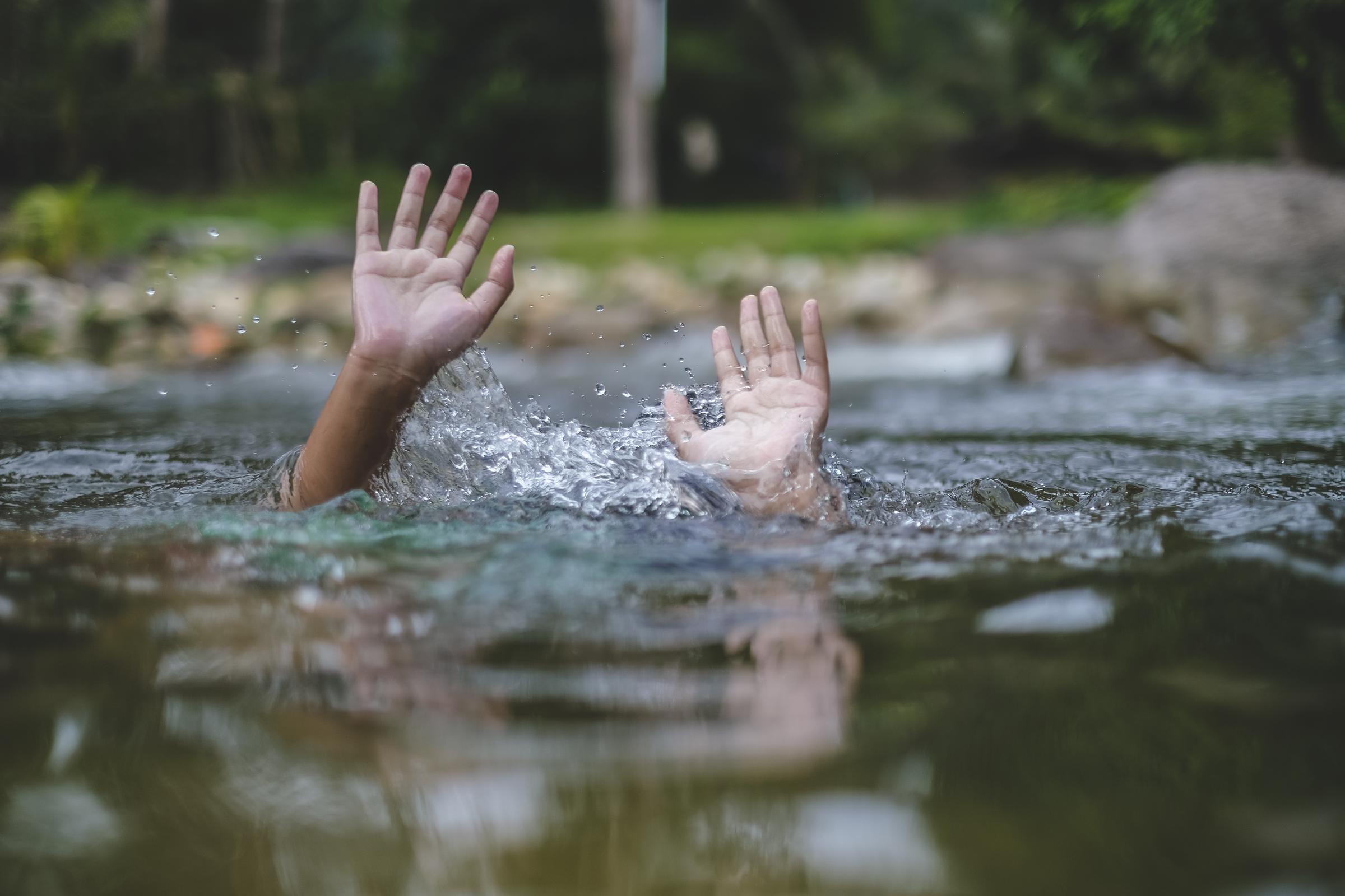 Une personne se noie en tendant la main pour appeler à l’aide I Photo d'illustration I Source : Getty Images