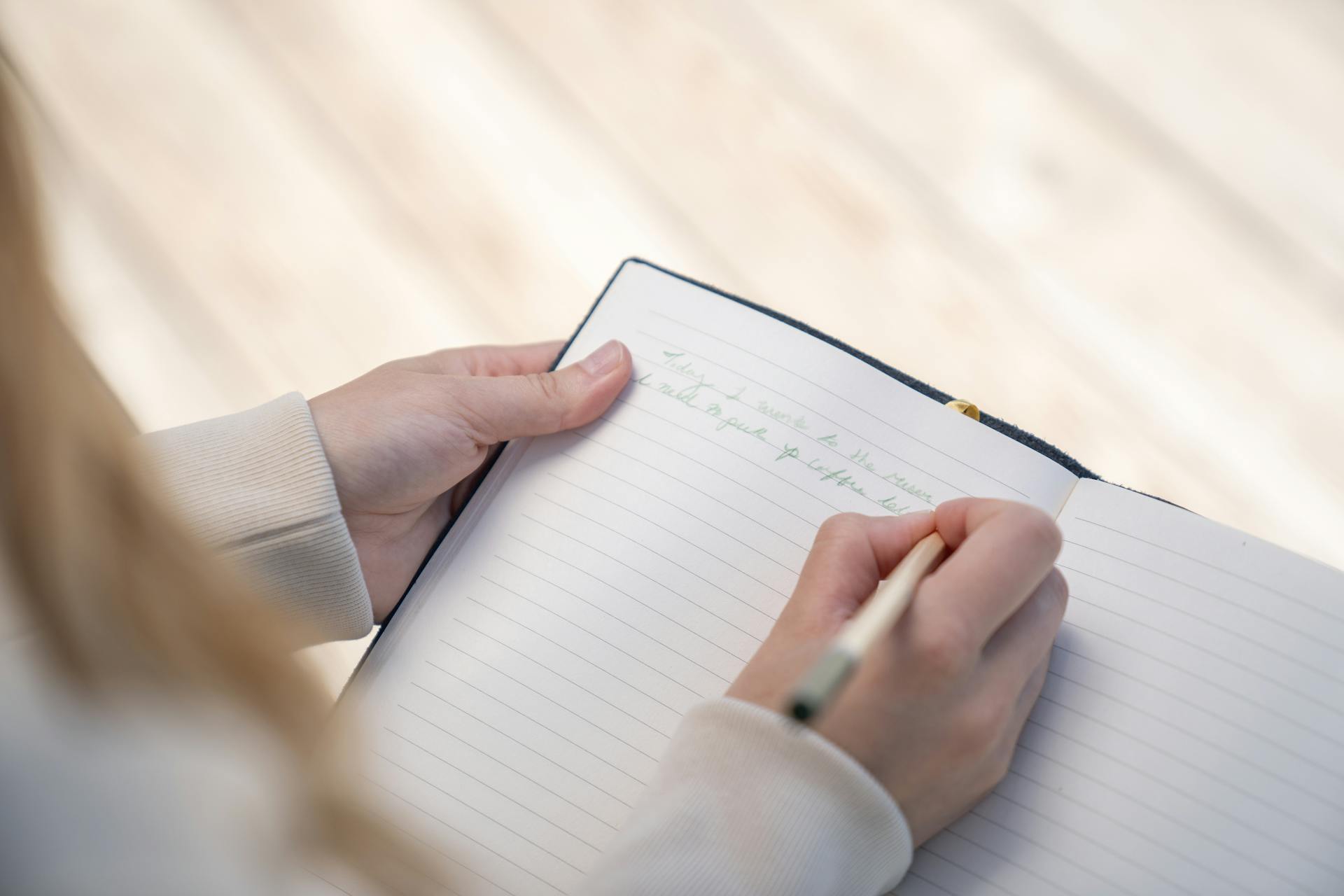 Gros plan sur une femme qui écrit dans un journal | Source : Pexels