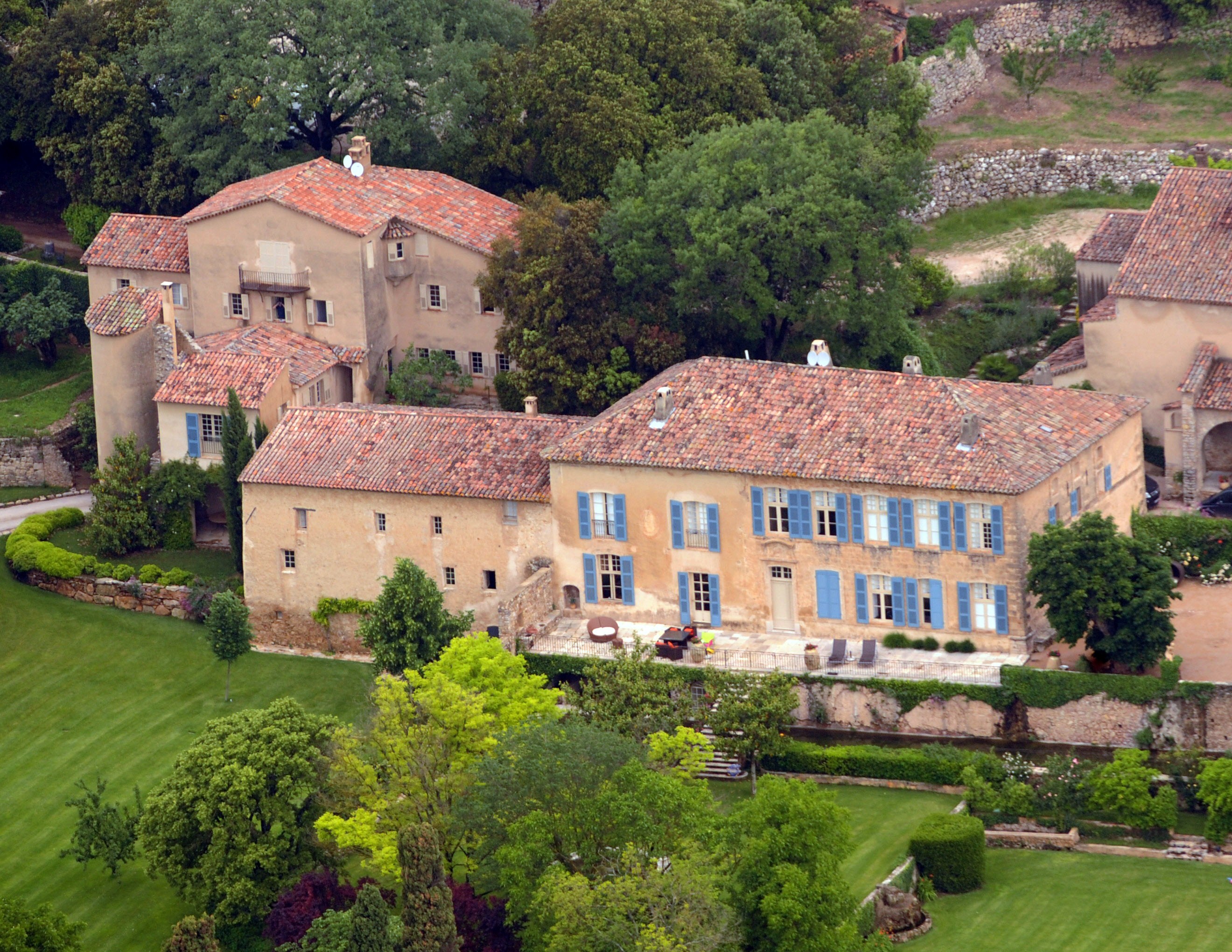 Une vue aérienne prise le 31 mai 2008 à Le Val, dans le sud-est de la France, montre le Château Miraval, un domaine viticole appartenant à l'homme d'affaires américain Tom Bove. Les acteurs américains Brad Pitt et Angelina Jolie s'installent dans ce château I Source : Getty Images