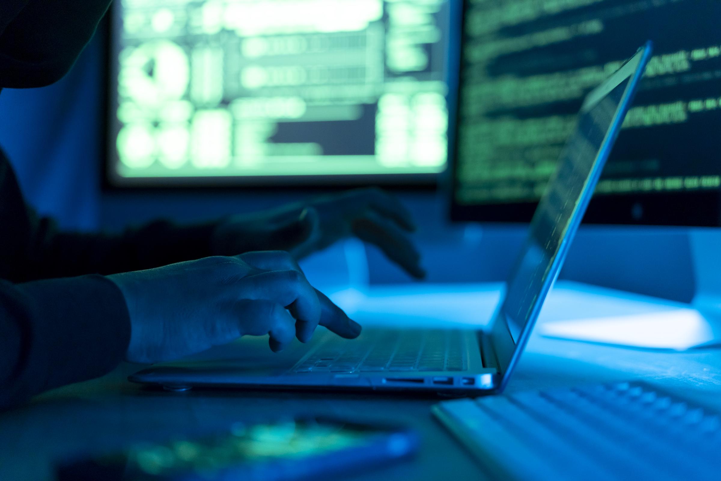 Un pirate informatique utilise un ordinateur portable I Photo d'illustration I Source : Getty Images