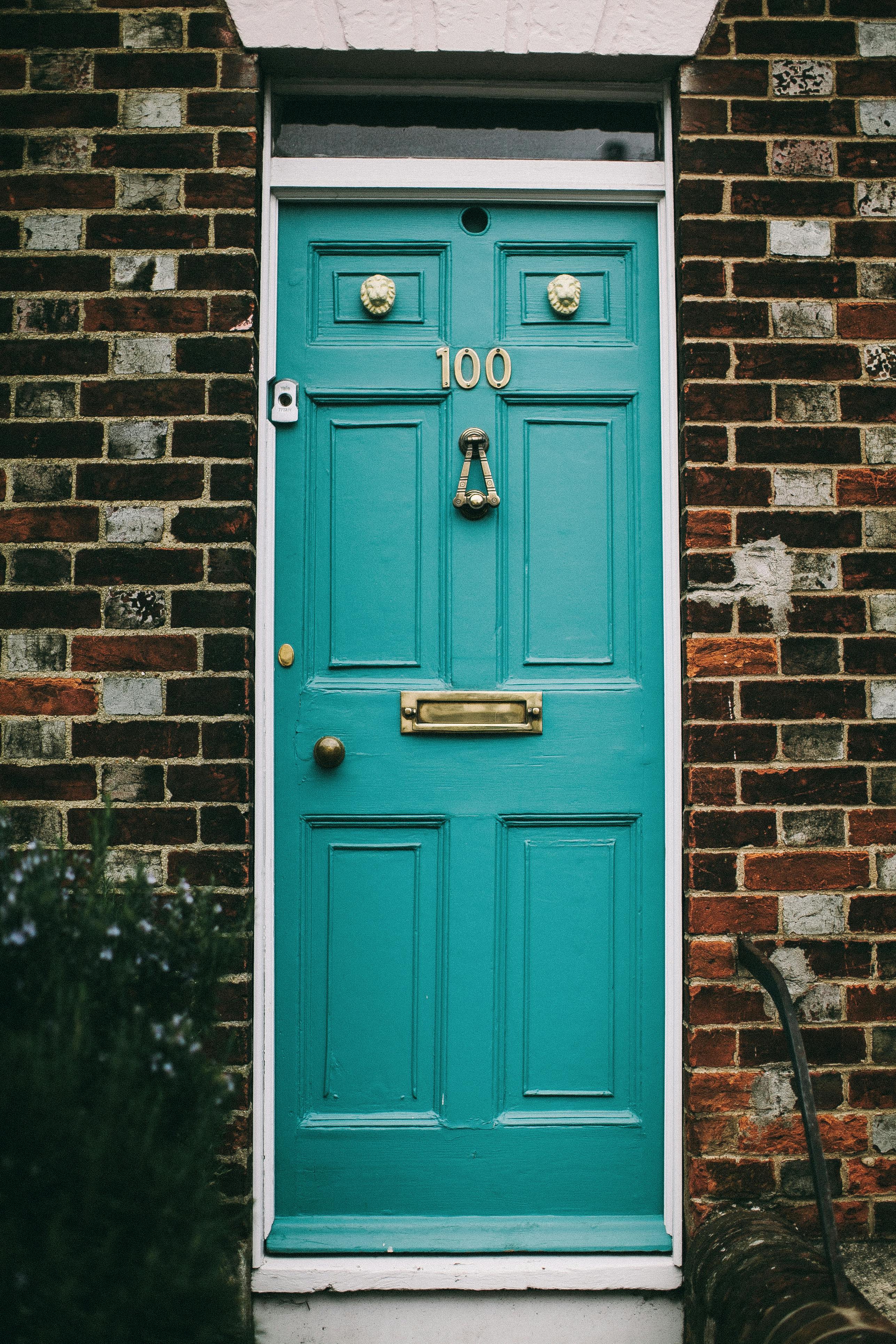Une porte d'entrée bleue | Source : Pexels