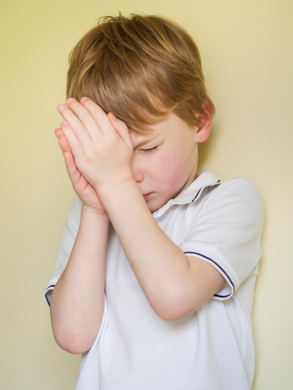 Un petit garçon triste | Source : Freepik