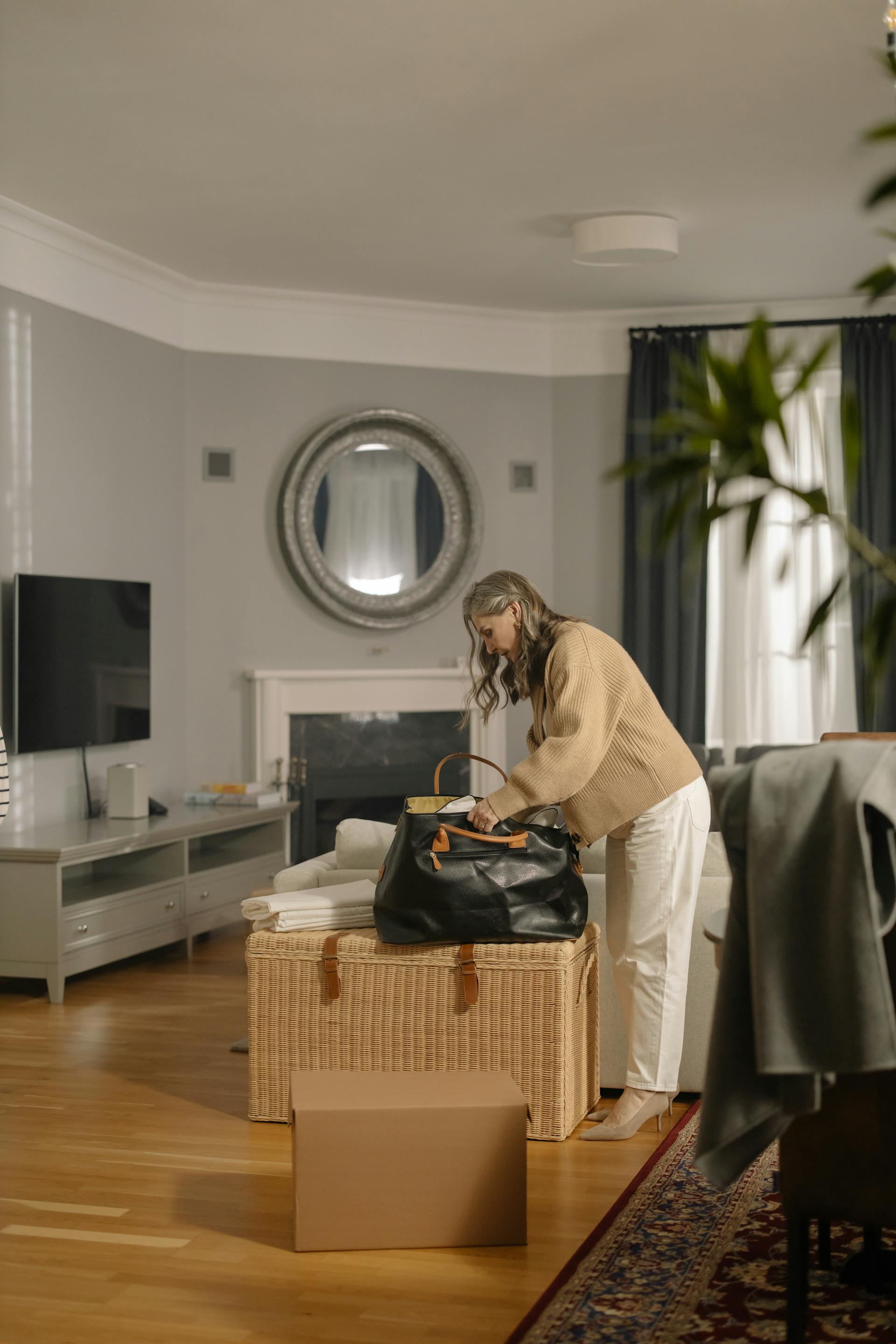 Une femme âgée en train d'emballer ses affaires | Source : Pexels