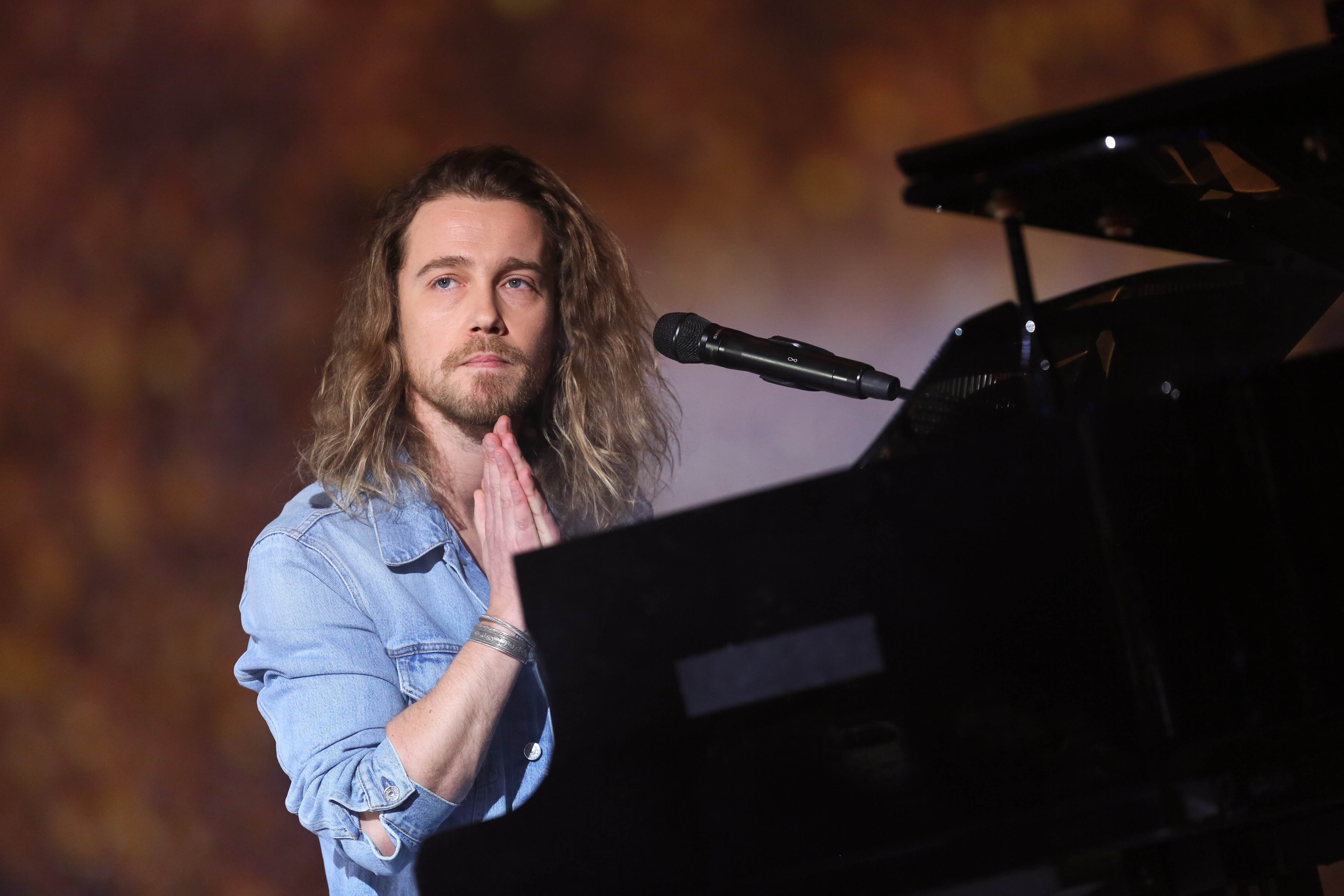 Julien Doré se produit lors de la 32e cérémonie des Victoires de la Musique 2017 au Zénith, le 10 février 2017 à Paris, en France I Source : Getty Images