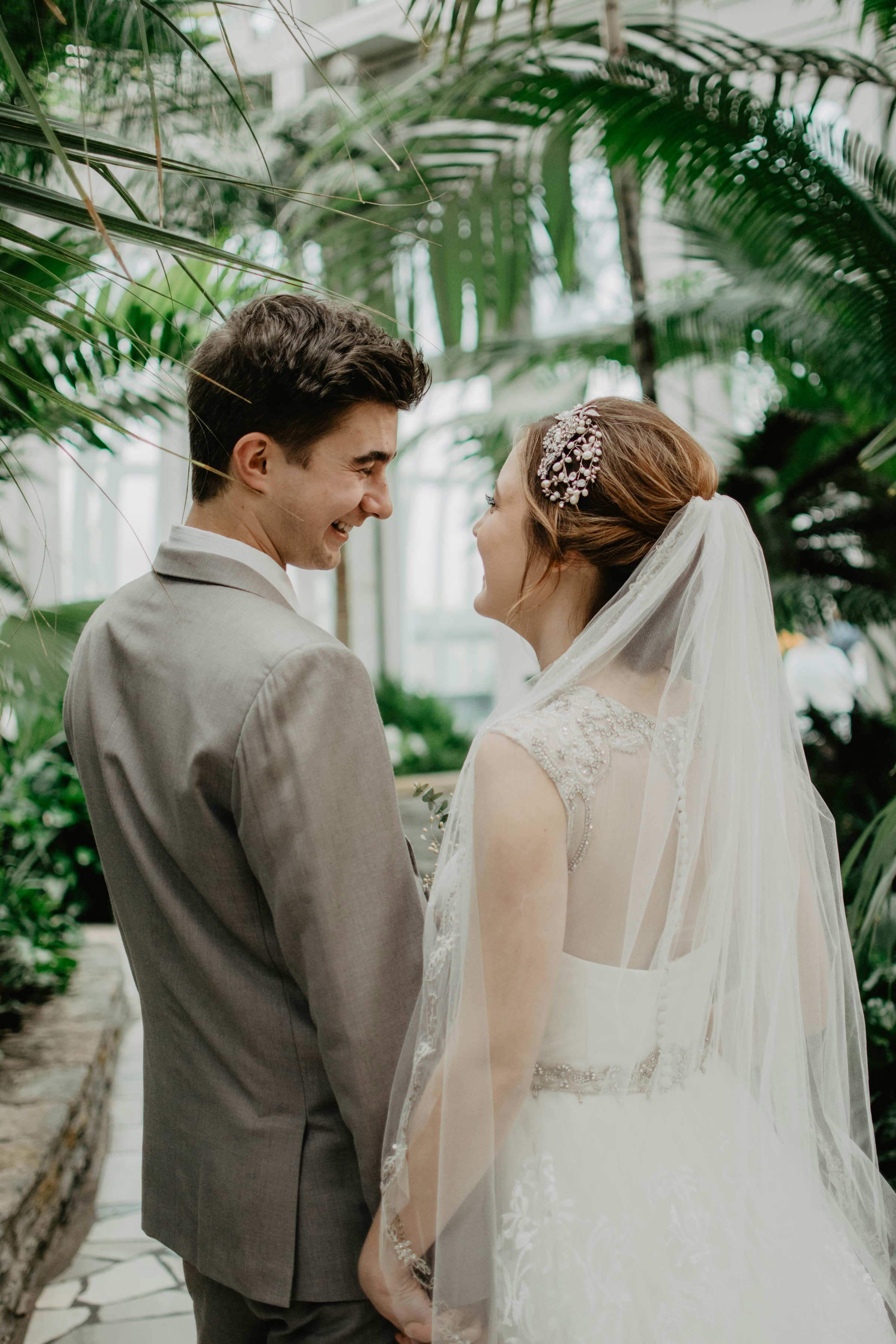 Une mariée et un marié qui se regardent et sourient | Source : Unsplash