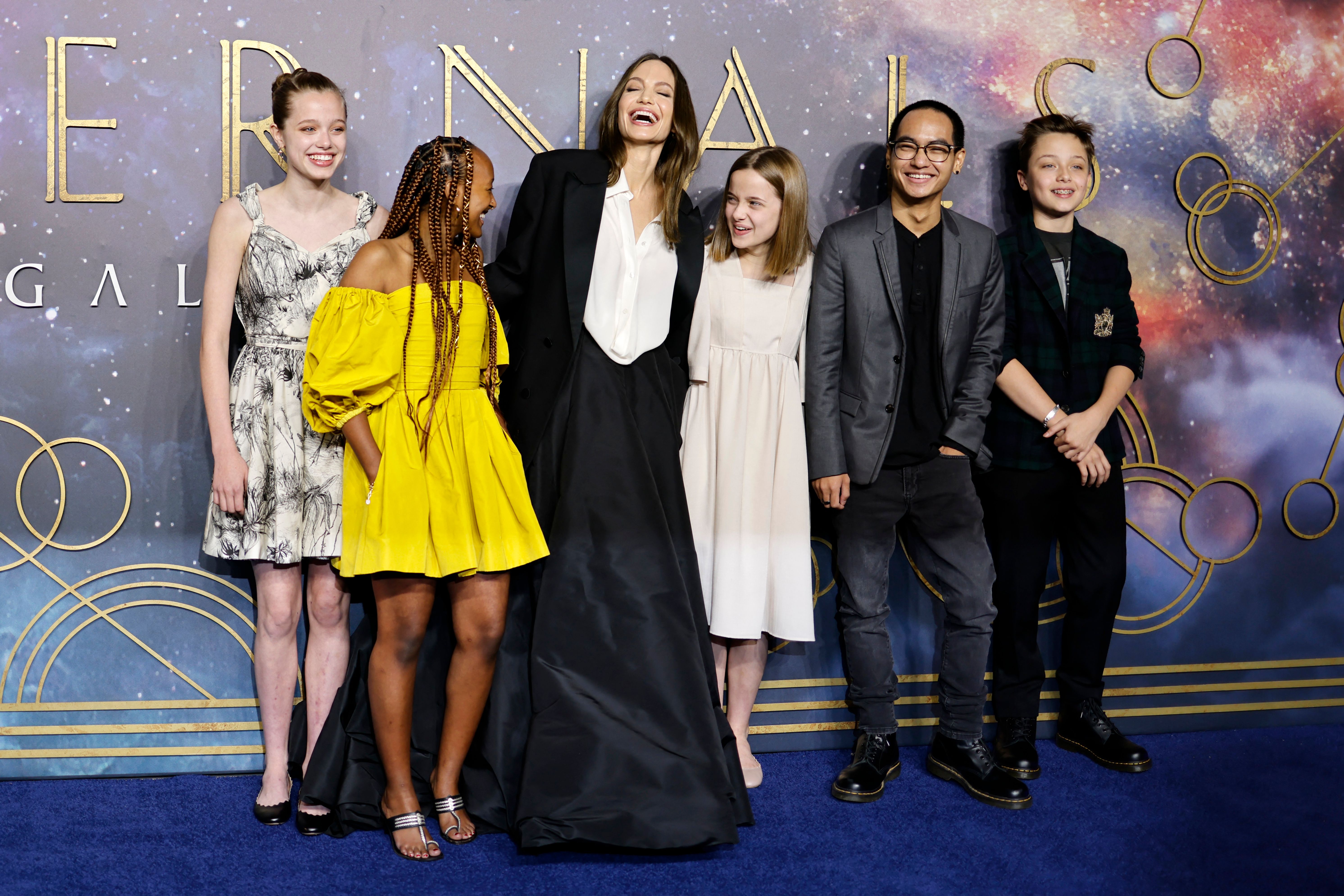 (Shiloh, Zahara, Angelina, Vivienne, Maddox et Knox Jolie-Pitt assistent à la projection du gala britannique des "Éternels", le 27 octobre 2021, à Londres, en Angleterre. | Source : Getty Images