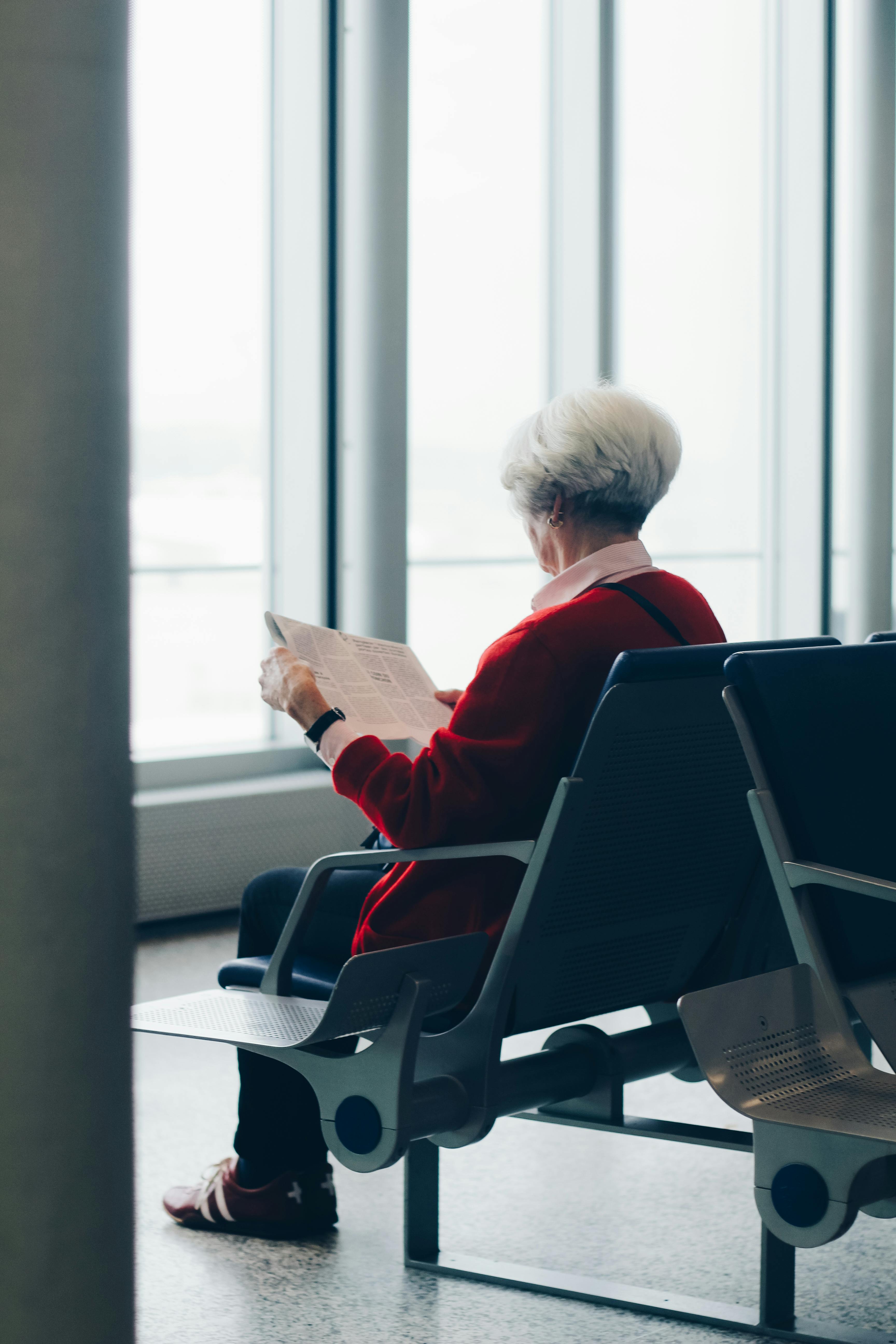Une femme âgée à l'éroport | Source : Pexels