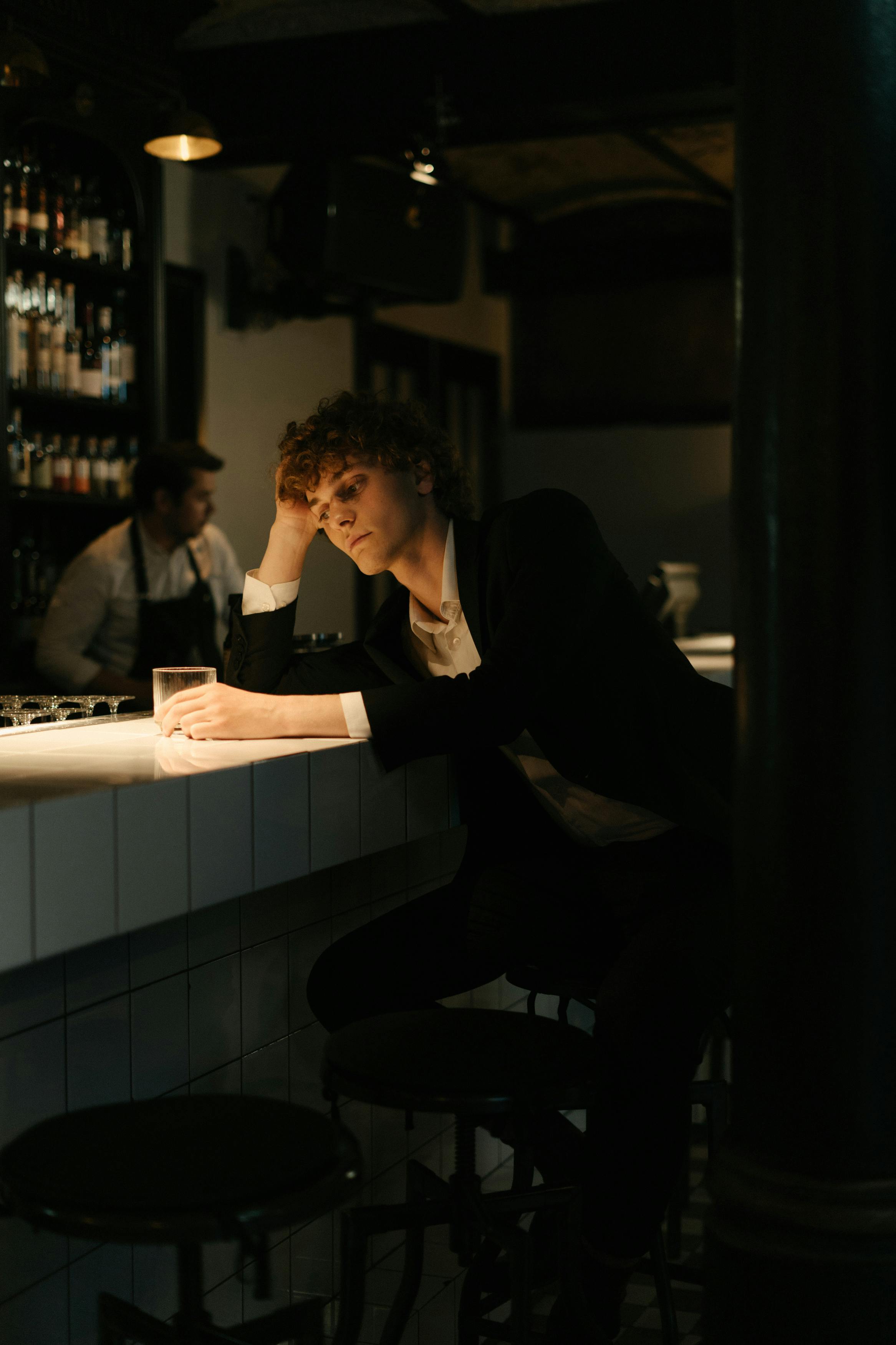 Un homme tenant un verre de whisky | Source : Pexels