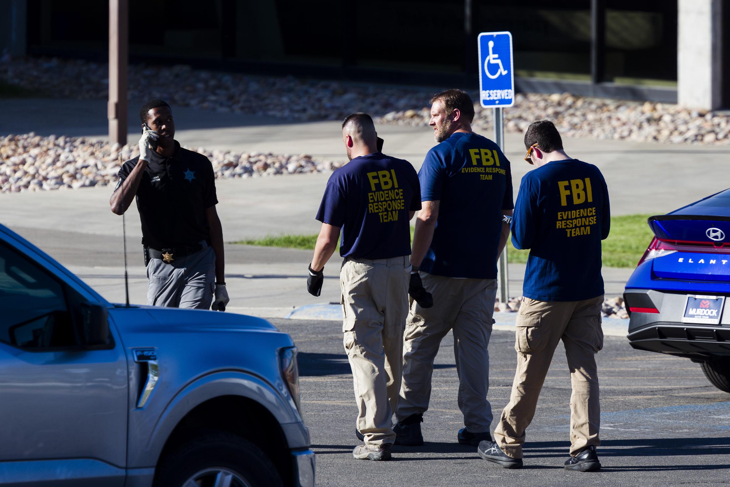 Des agents du FBI et des policiers enquêtent sur les lieux à l'Utah Valley University le 11 septembre 2025, le lendemain du jour où Charlie Kirk a été abattu | Source : Getty Images