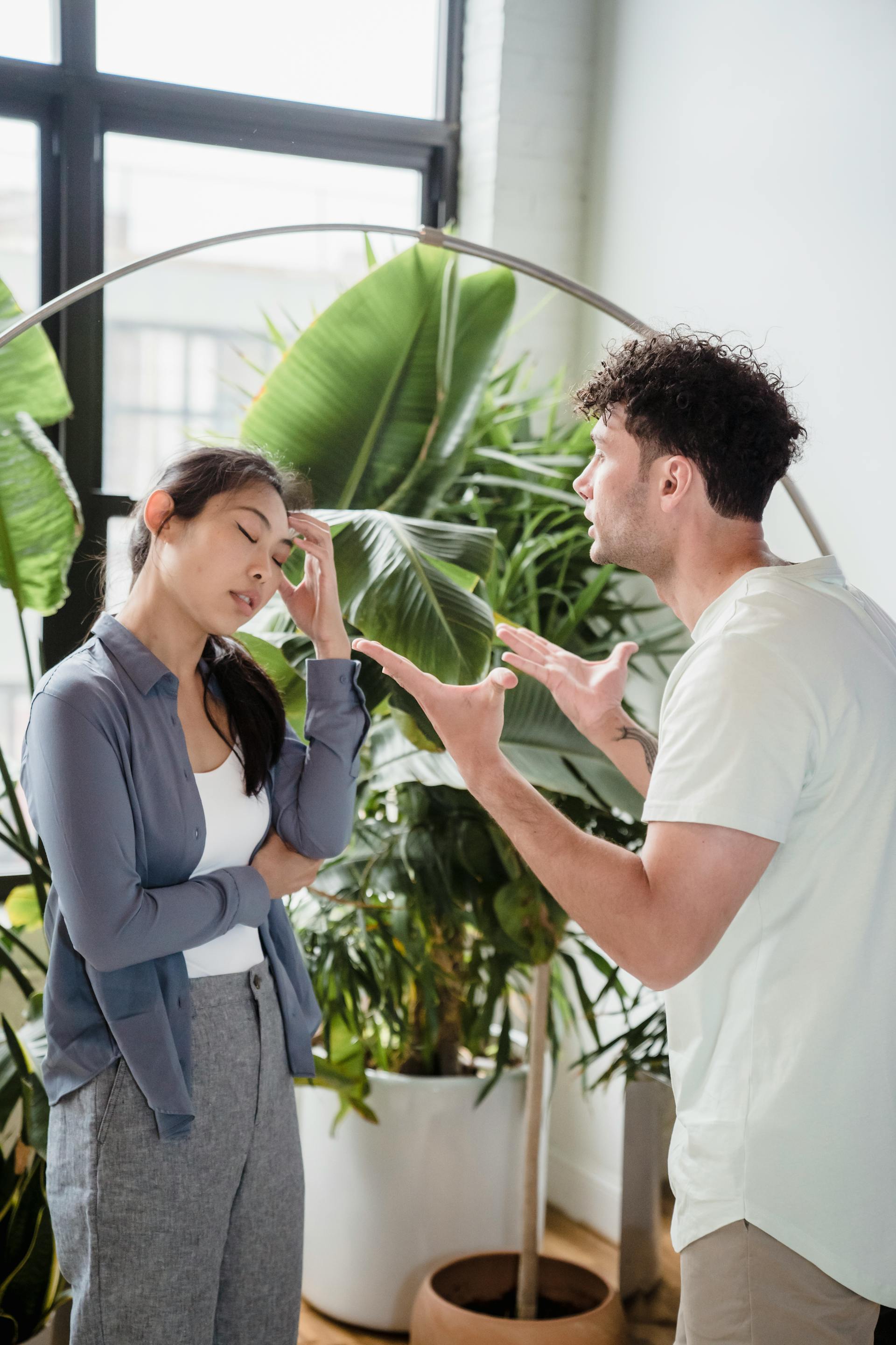 Deux personnes en train de se disputer | Source : Pexels