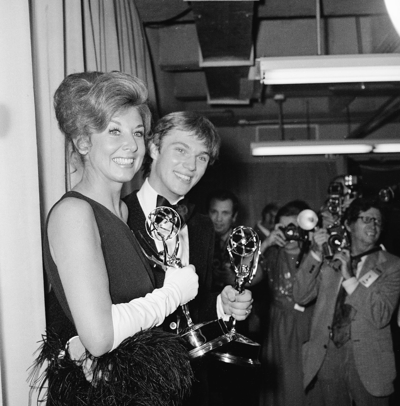 Michael Learned et Richard Thomas photographiés tenant leurs Emmy Awards pour la meilleure performance dans un rôle principal, le 20 mai 1973. | Source : Getty Images
