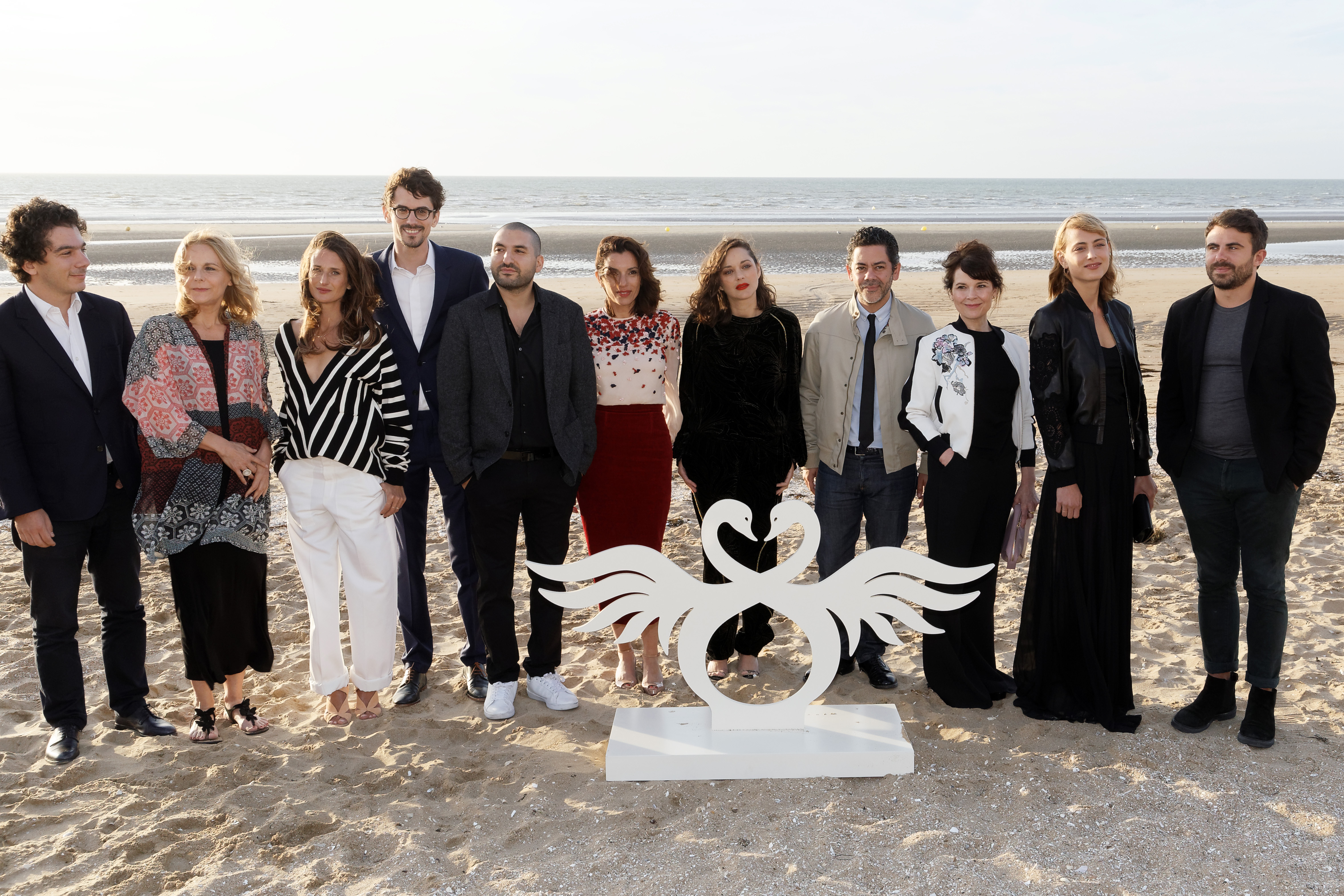 (de gauche à droite) Nathanael Karmitz, Camille Lauens, Camille Cottin, Hugo Gelin, Ibrahim Maalouf, Aure Atika, Marion Cotillard, Manu Payet, Anne Dorval, Nora Arnezeder, Stephane De Freitas assistent au photocall du jury lors de la 2e journée du 31e Festival du film de Cabourg, le 15 juin 2017 à Cabourg, France I Source : Getty Images
