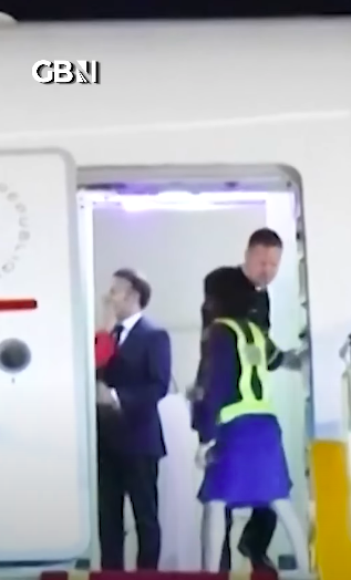 Brigitte Macron donnant un coup au visage d'Emmanuel Macron, posté le 26 mai 2025. | Source : YouTube/GBNews