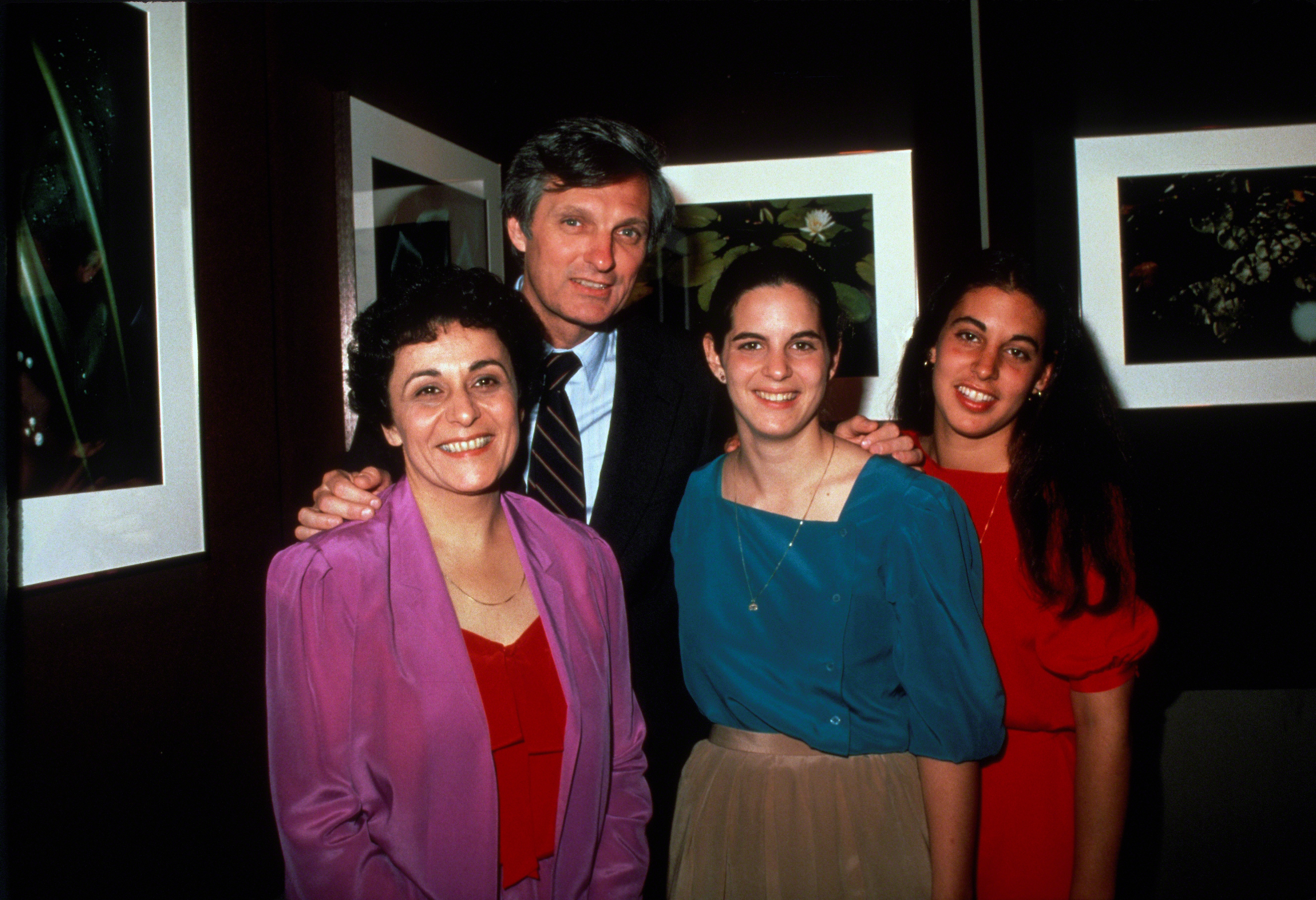 Alan et Arlene Alda posent avec leurs filles, vers 1981 | Source : Getty Images