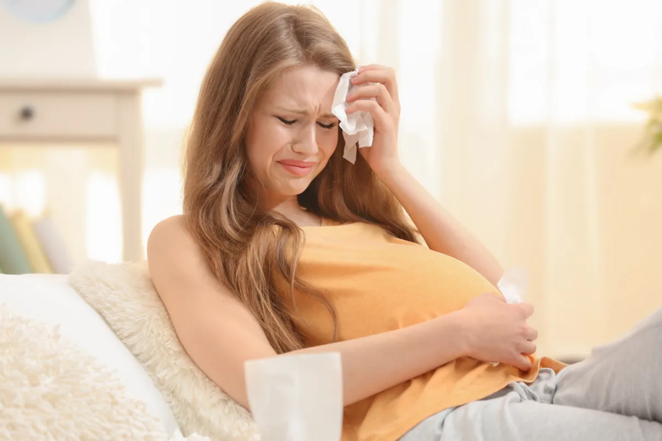 Femme enceinte en train de pleurer | Source : Shutterstock