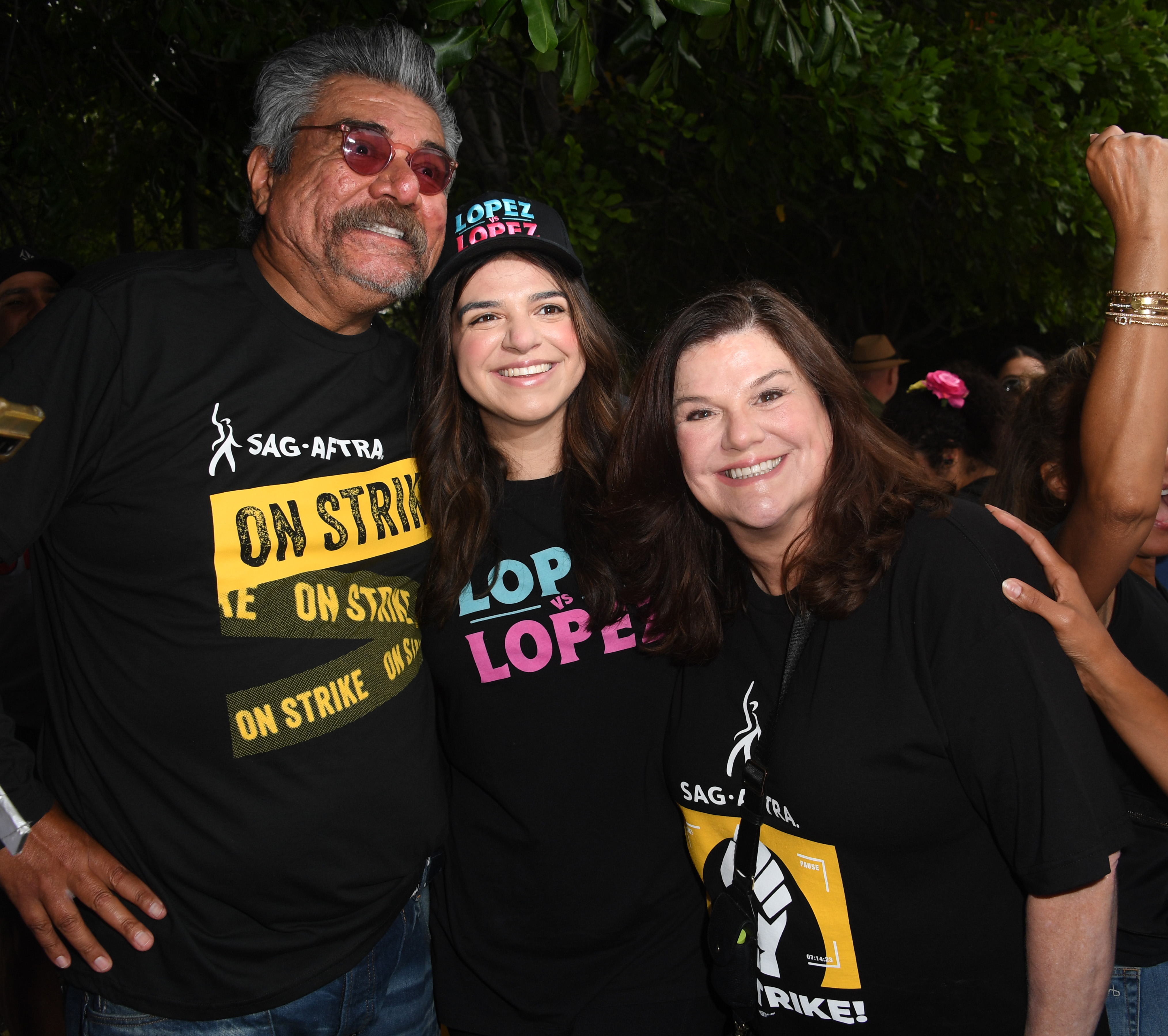 George Lopez, Mayan Lopez et Ann Serrano rejoignent le piquet de grève devant les studios Warner Bros. le 15 septembre 2023, à Burbank, en Californie. | Source : Getty Images