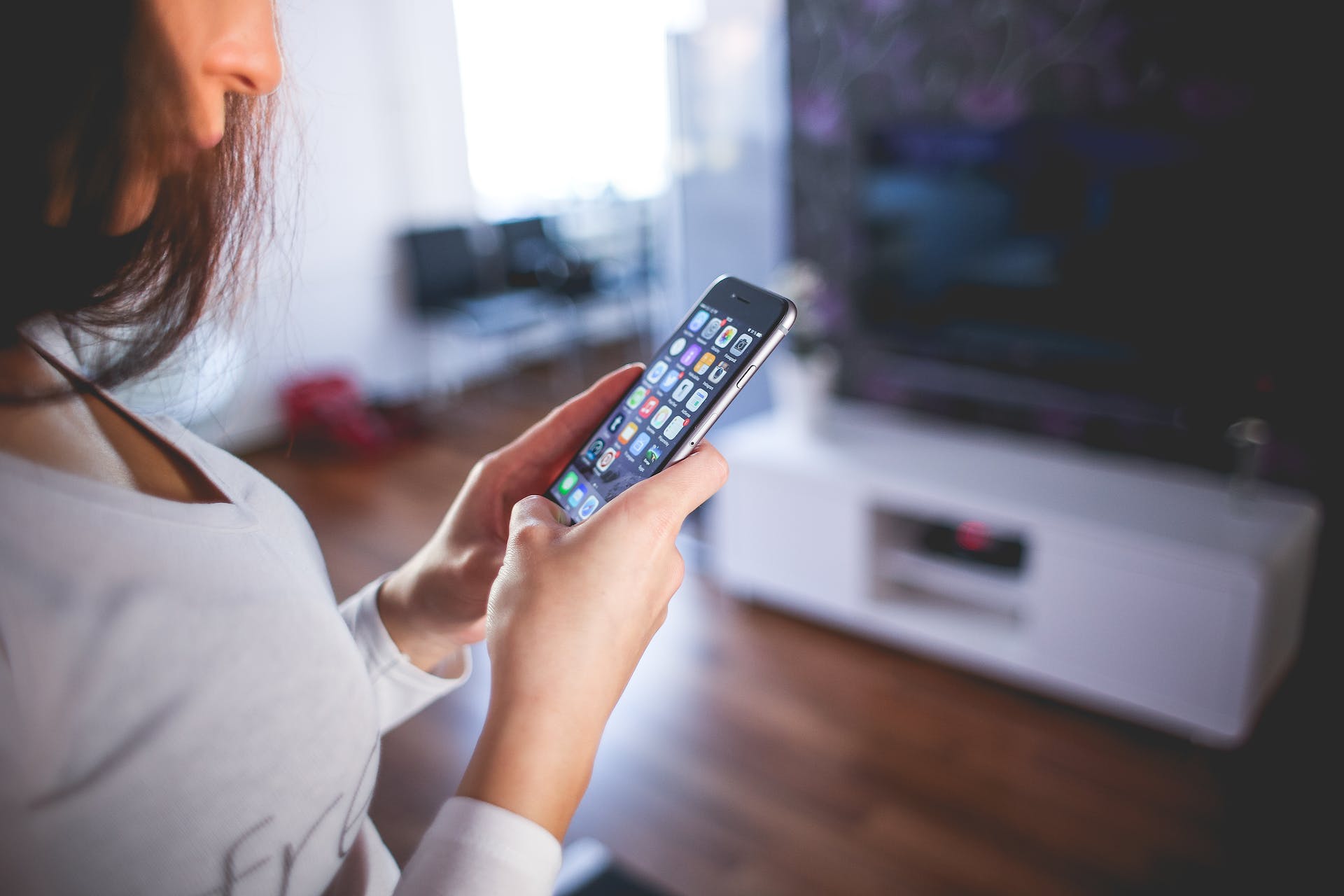 Une femme utilisant un smartphone | Source : Pexels