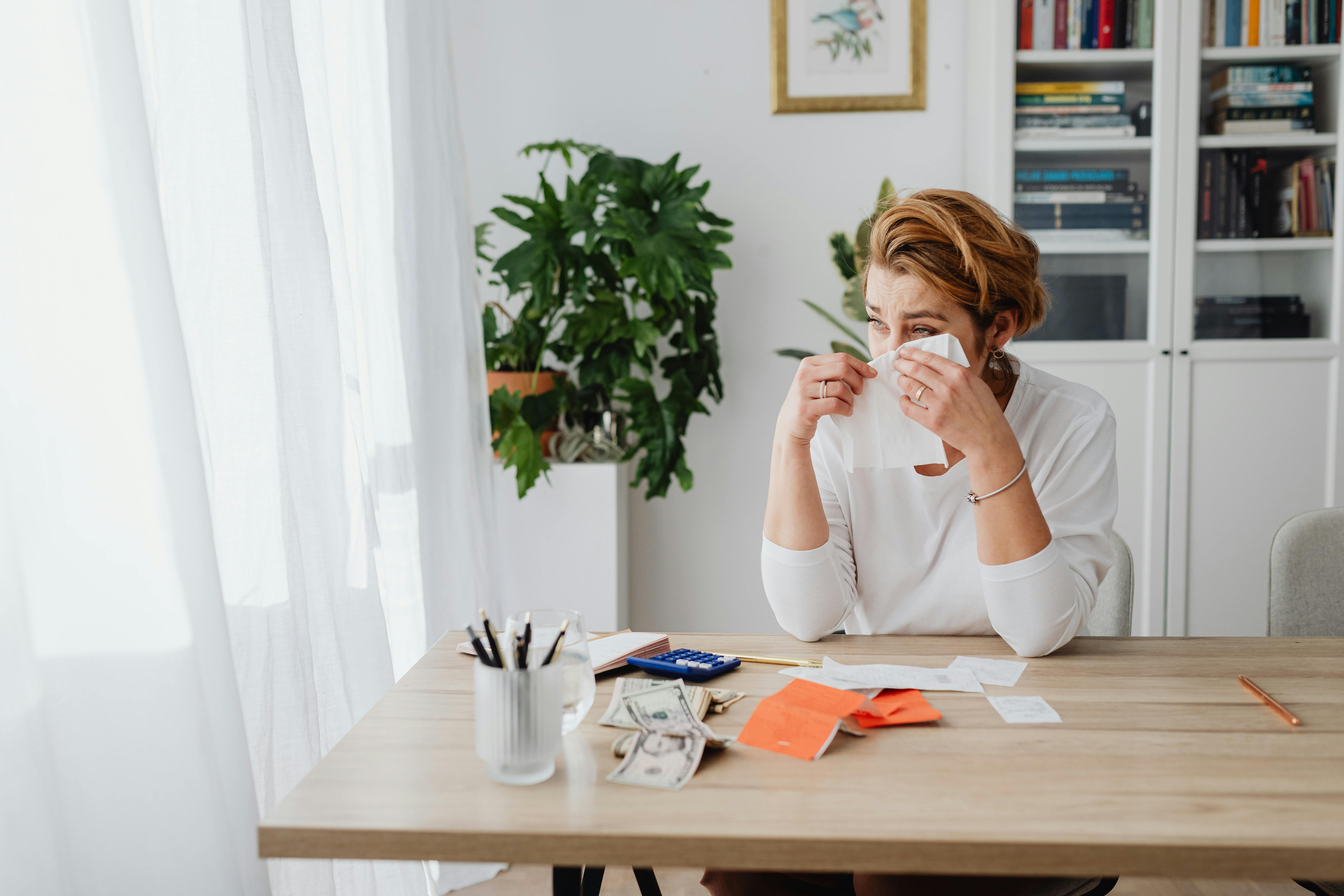 Une femme pleure dans son bureau | Source : Pexels