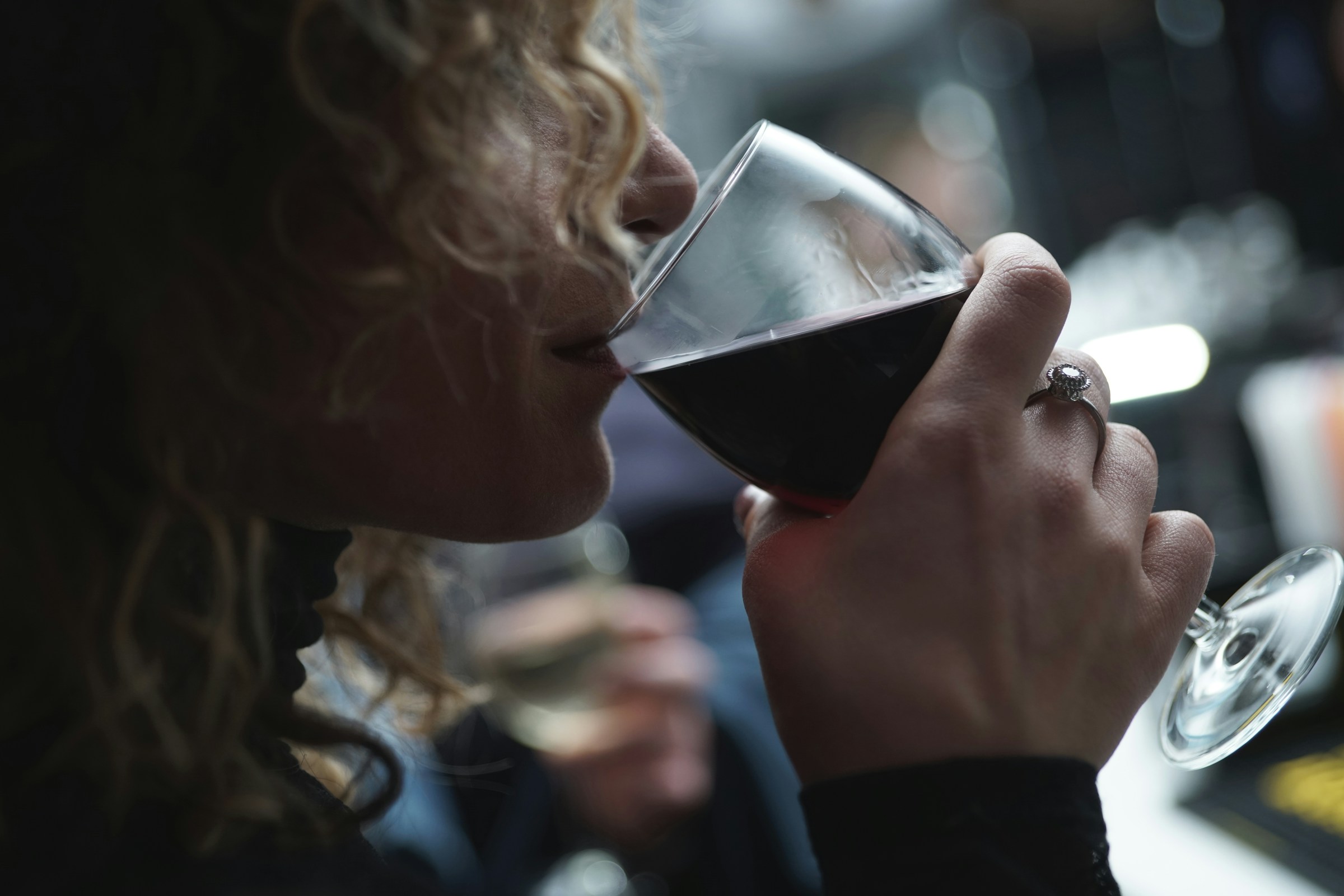 Une femme buvant un verre de vin | Source : Unsplash