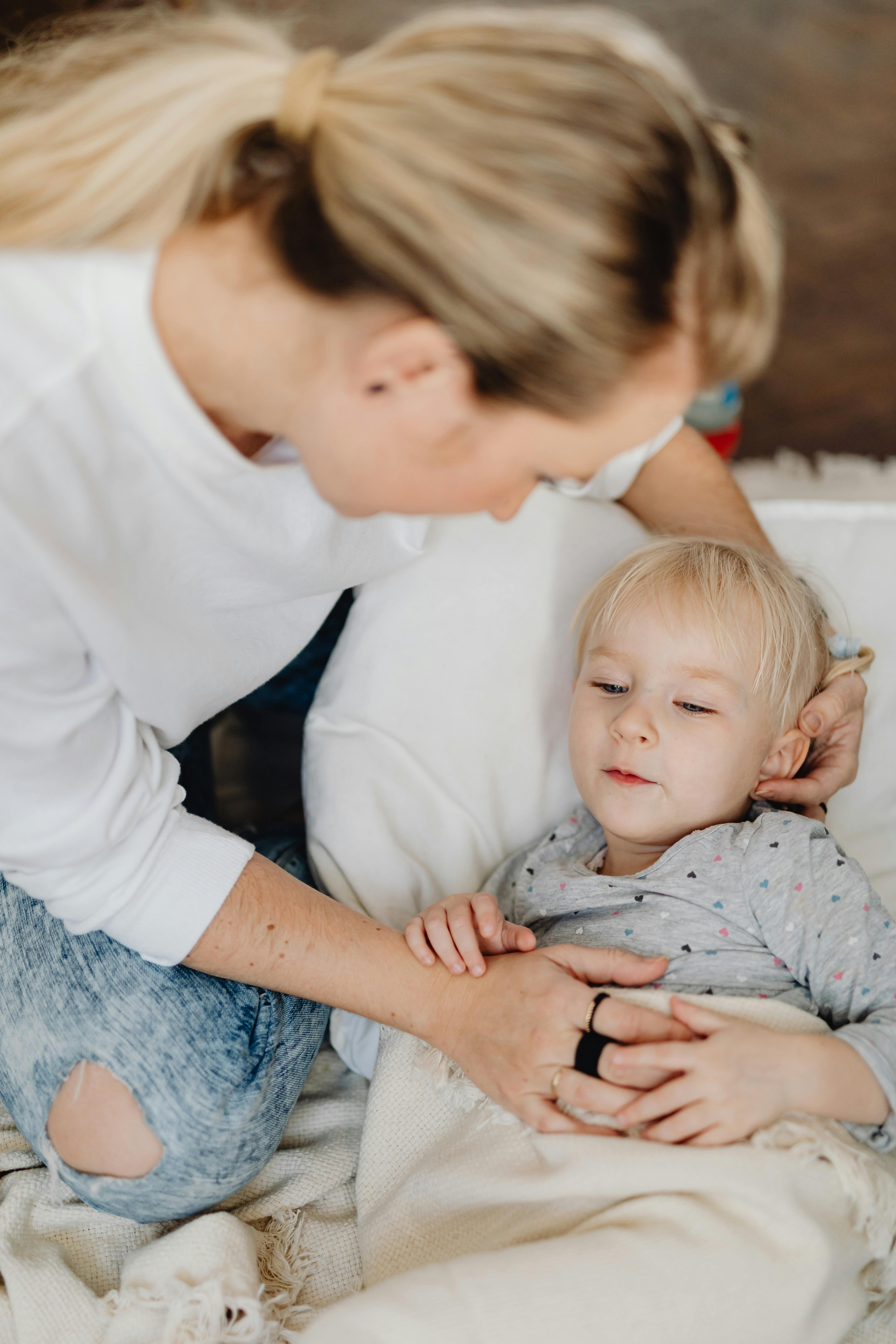 Une mère regardant son enfant avec amour | Source : Pexels
