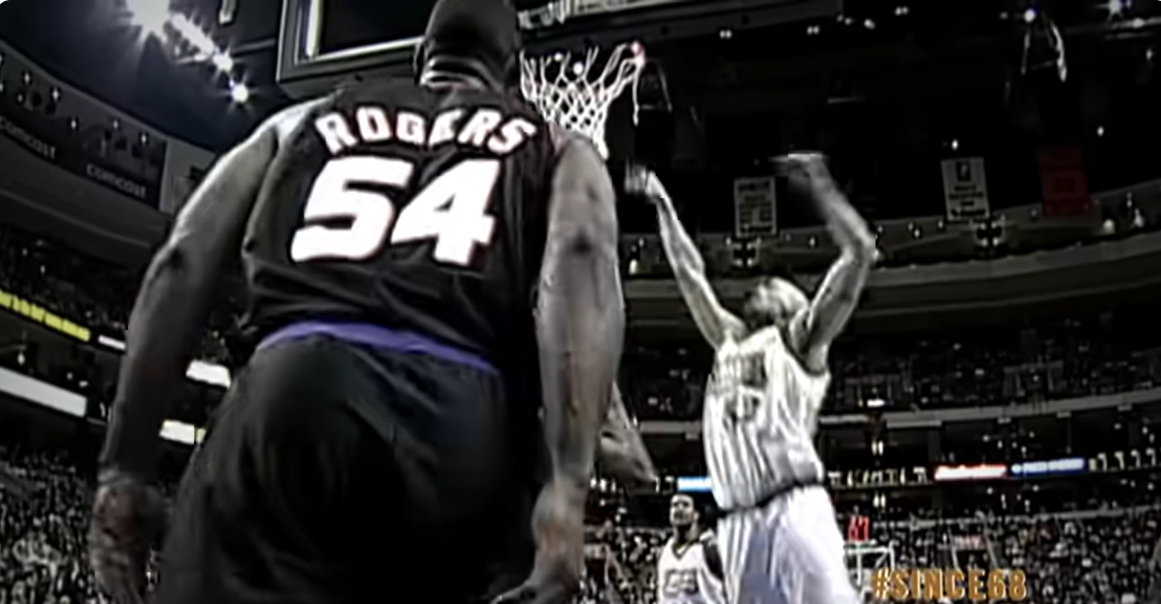 Une photo du maillot numéro 54 de Rodney Rogers, extrait d'une vidéo publiée le 19 juillet 2018. | Source : YouTube/PhoenixSuns