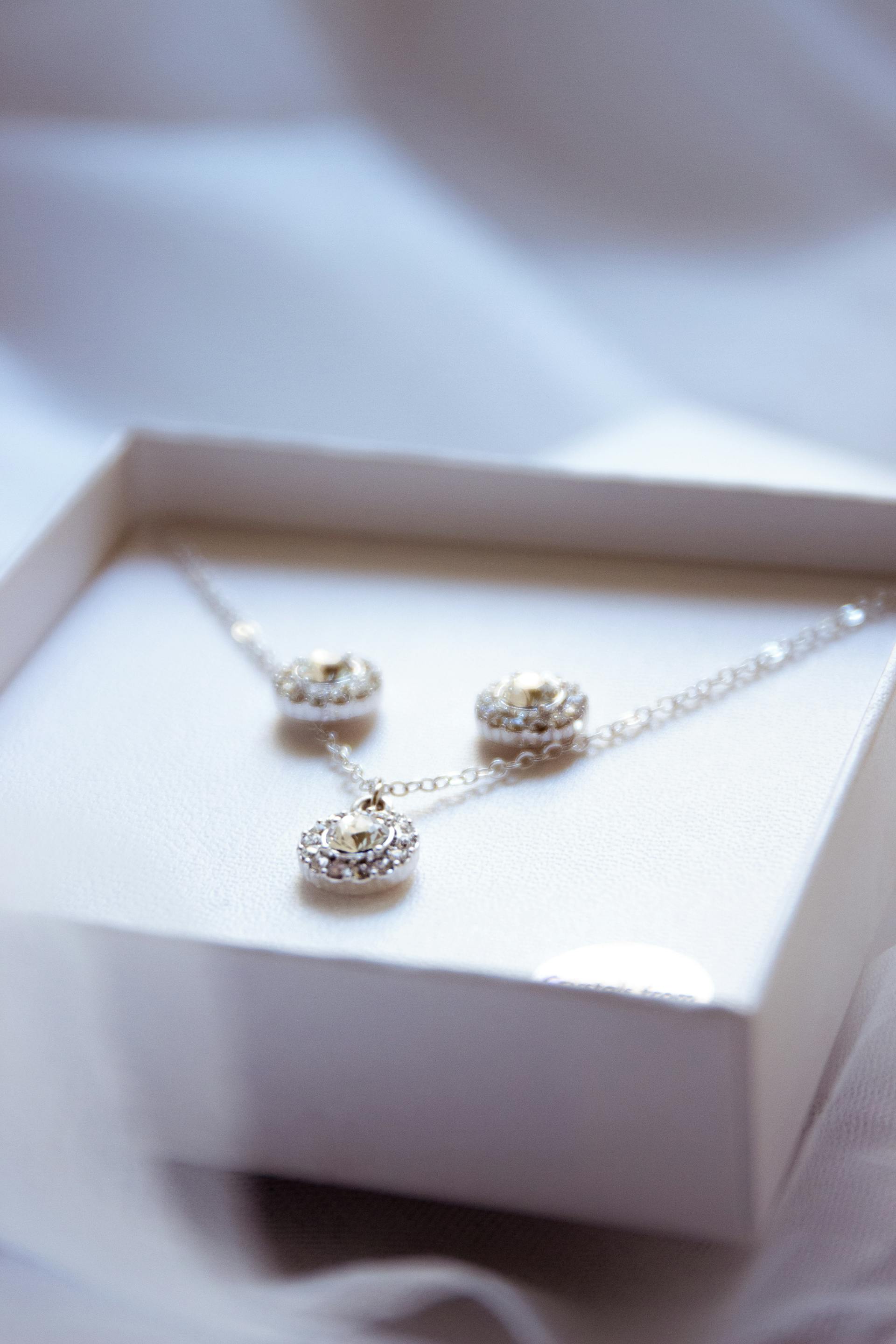 Un pendentif en diamant | Source : Pexels