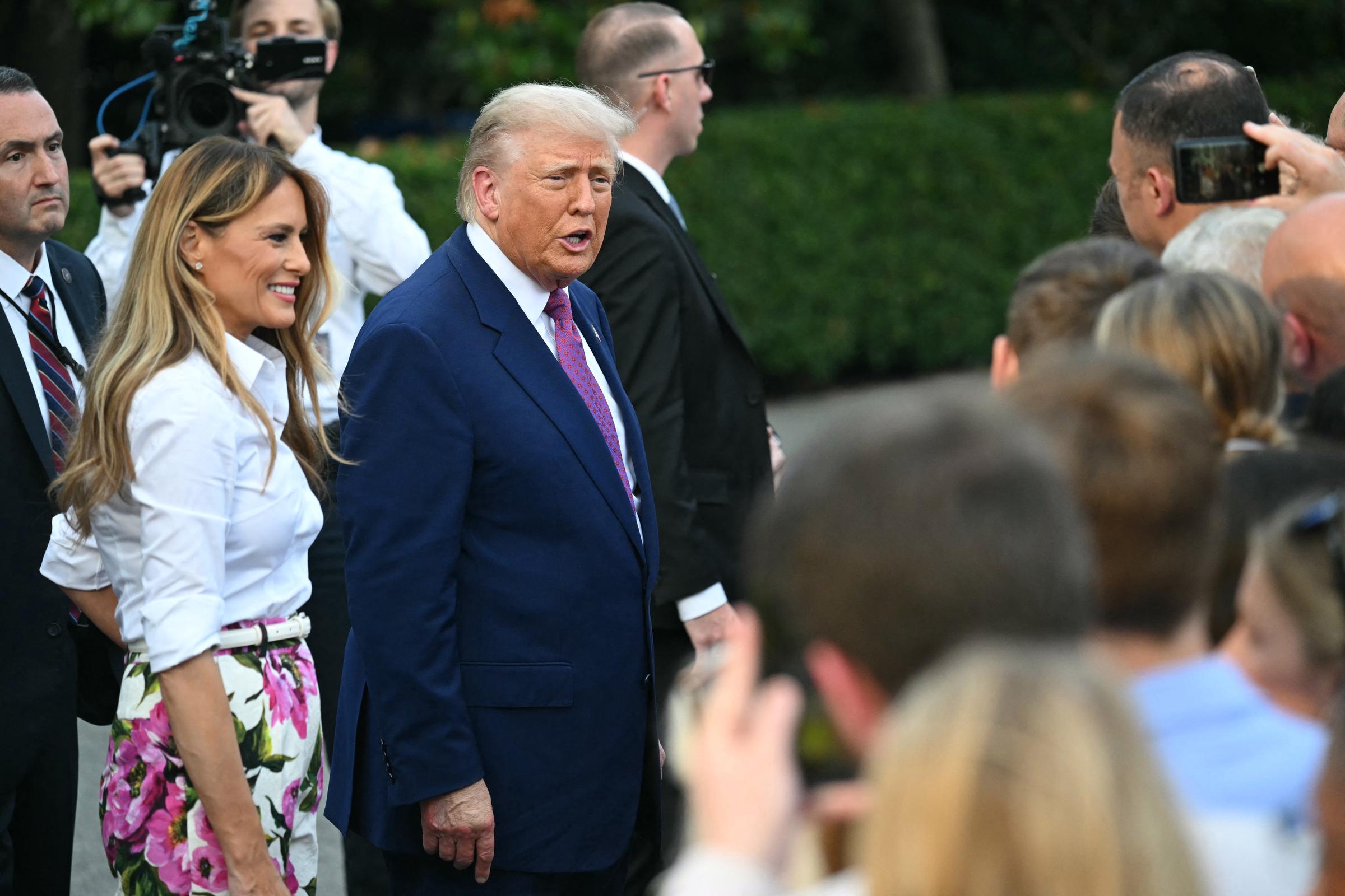 Donald et Melania Trump à leur arrivée au pique-nique du Congrès sur la pelouse sud de la Maison Blanche, le 12 juin 2025 à Washington, DC | Source : Getty Images