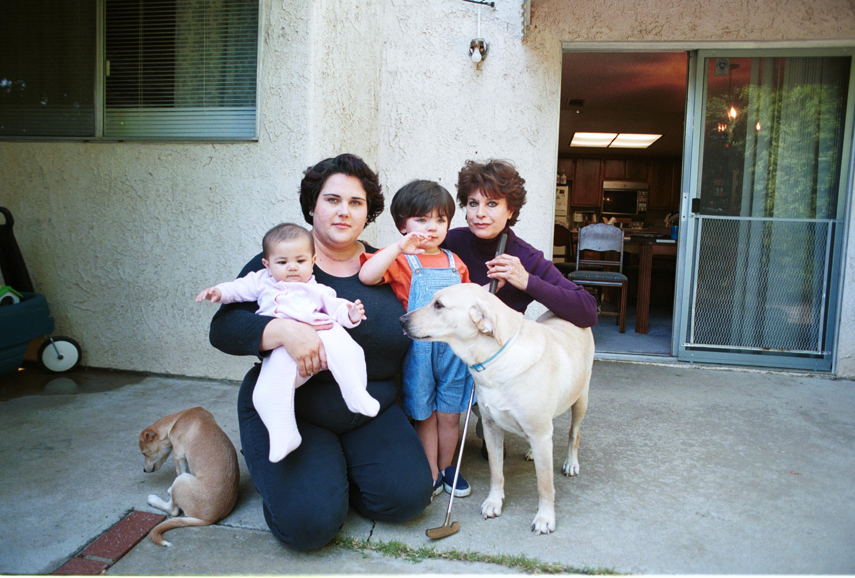 L'actrice photographiée avec sa fille et ses petits-enfants dans leur jardin le 28 septembre 2000 | Source : Getty Images