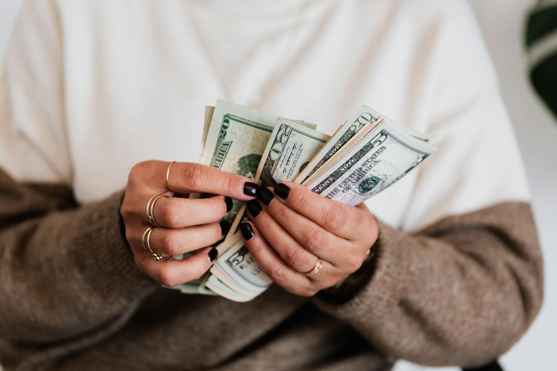 Une femme qui compte de l'argent | Source : Pexels