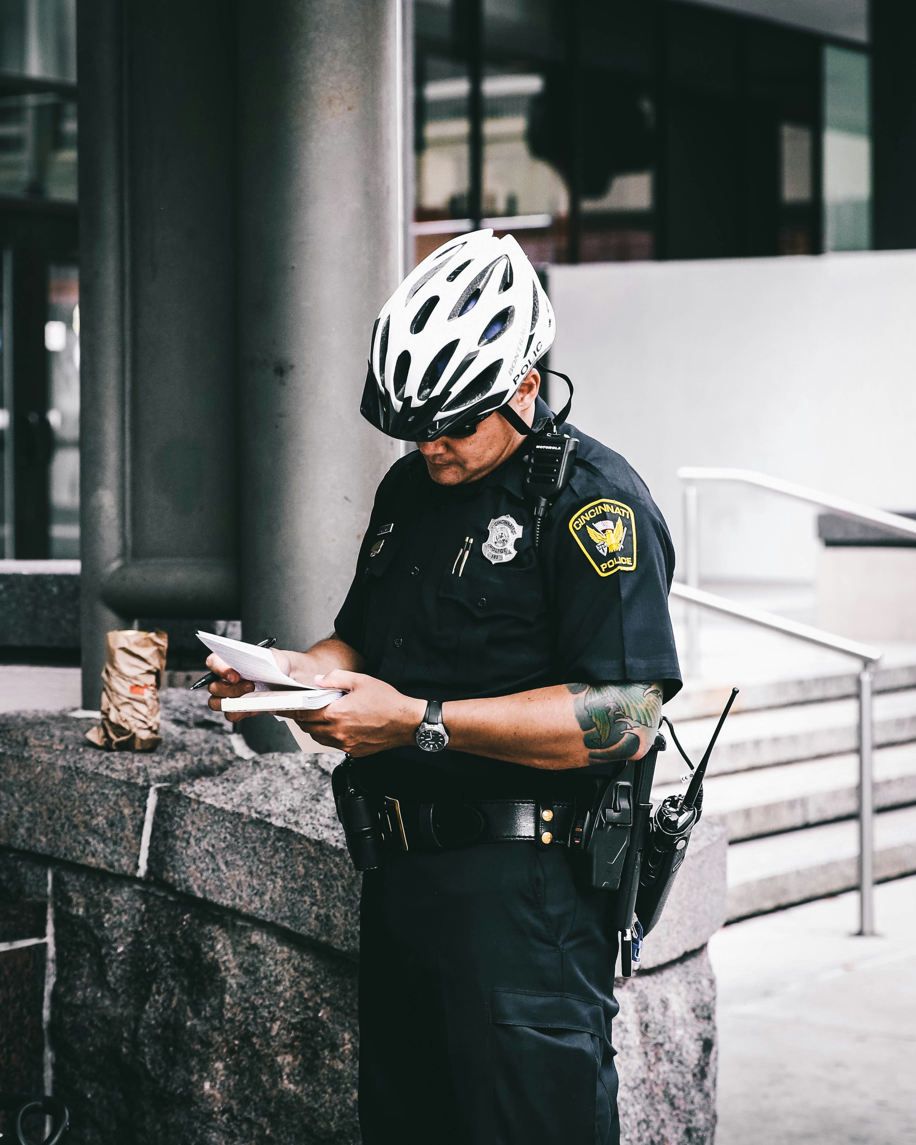 Un agent de police rédigeant une amende | Source : Unsplash