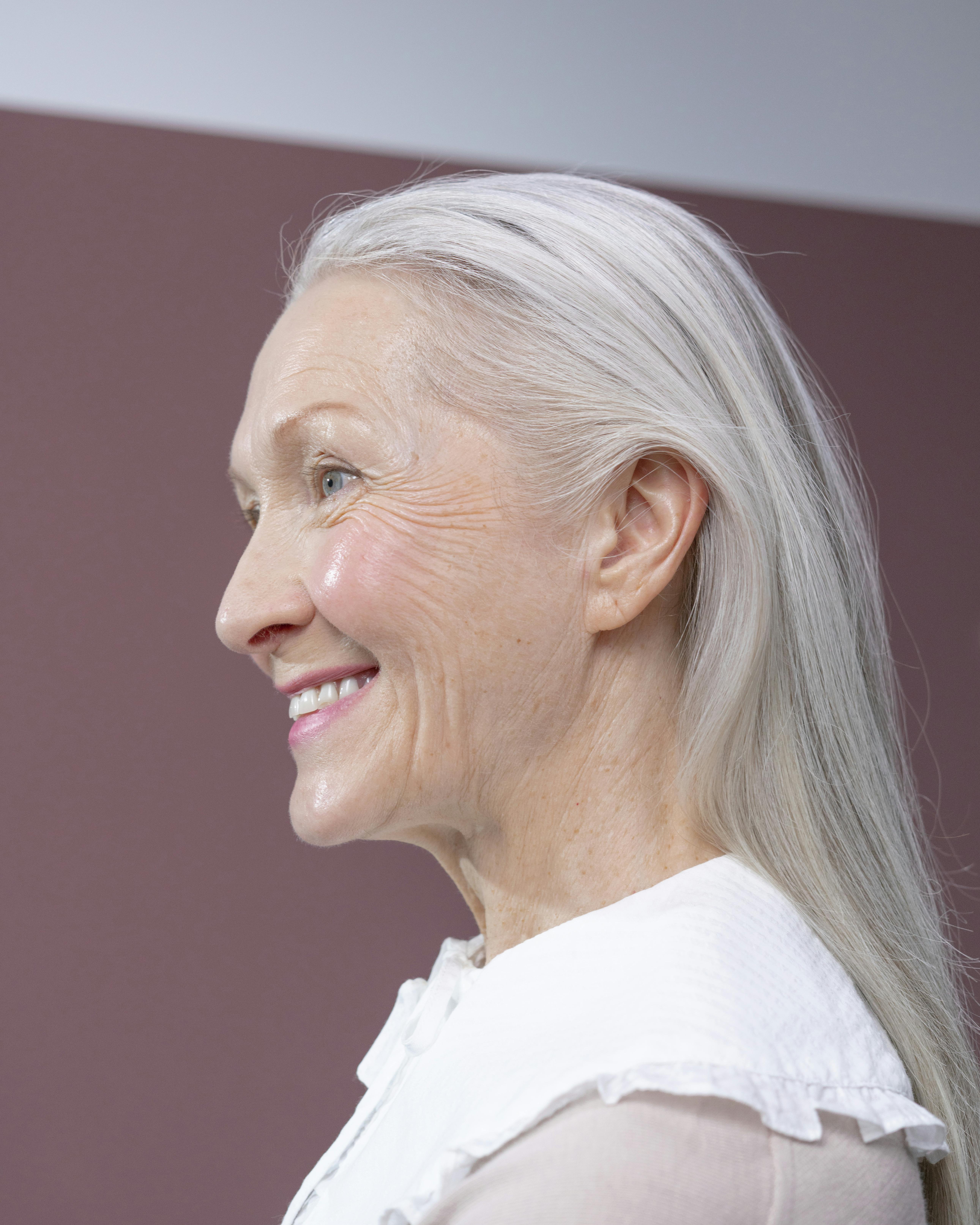 Une femme âgée souriante | Source : Pexels