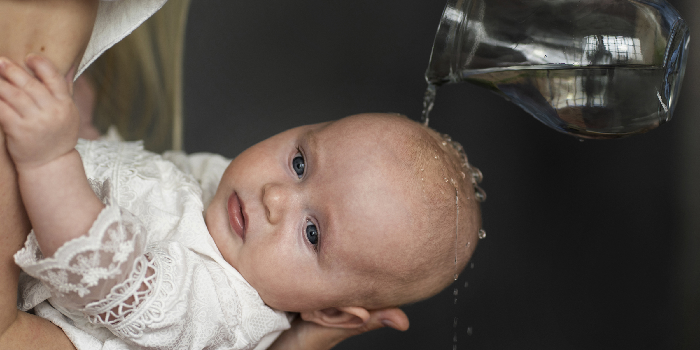 Un bébé lors d'un baptême | Source : Freepik