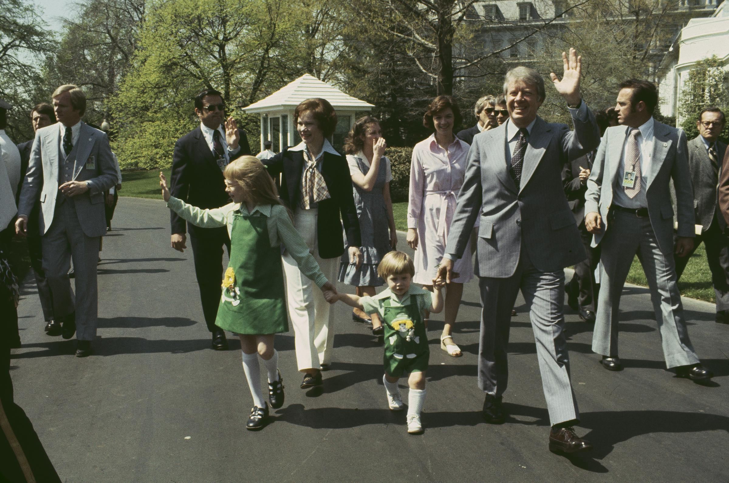 Jimmy Carter, sa femme Rosalynn, sa fille Amy et son petit-fils Jason sur la pelouse sud de la Maison-Blanche, le 11 avril 1977 | Source : Getty Images