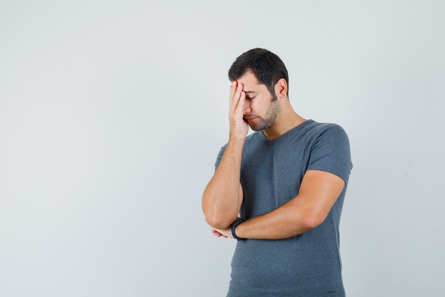 Un homme en détresse | Source : Freepik