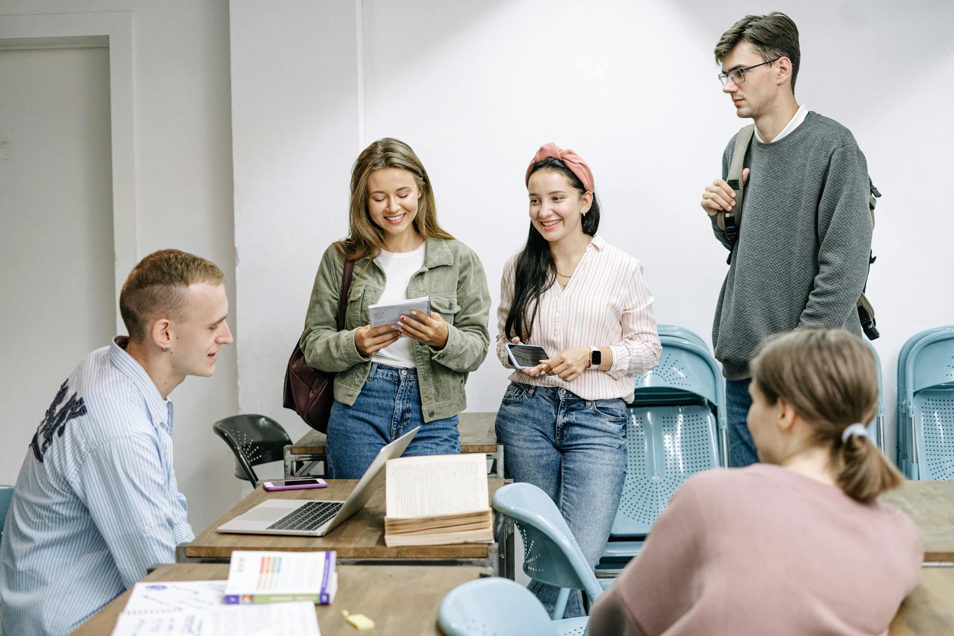 Des étudiants qui traînent ensemble | Source : Pexels