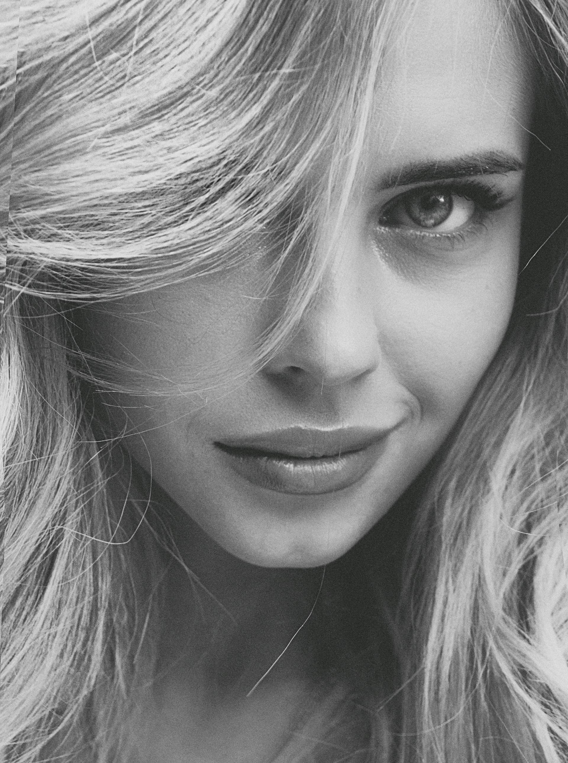 Une femme avec une lueur malicieuse dans les yeux | Source : Pexels