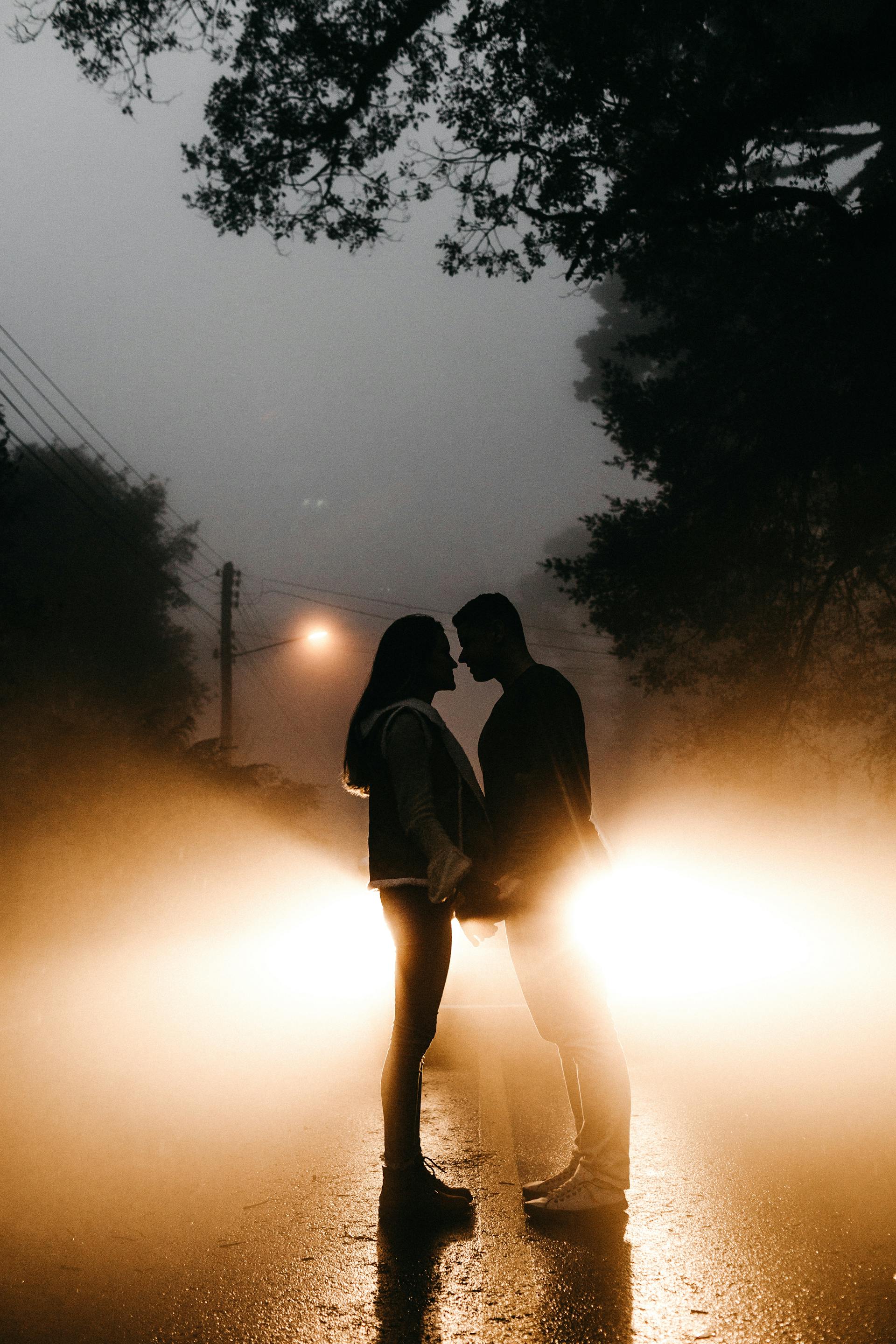 Un couple debout sur la route la nuit | Source : Pexels