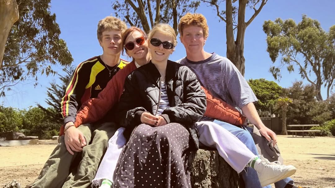 Julia Roberts avec ses enfants, dans une publication datée du 12 mai 2025. | Source : Instagram/modermoder