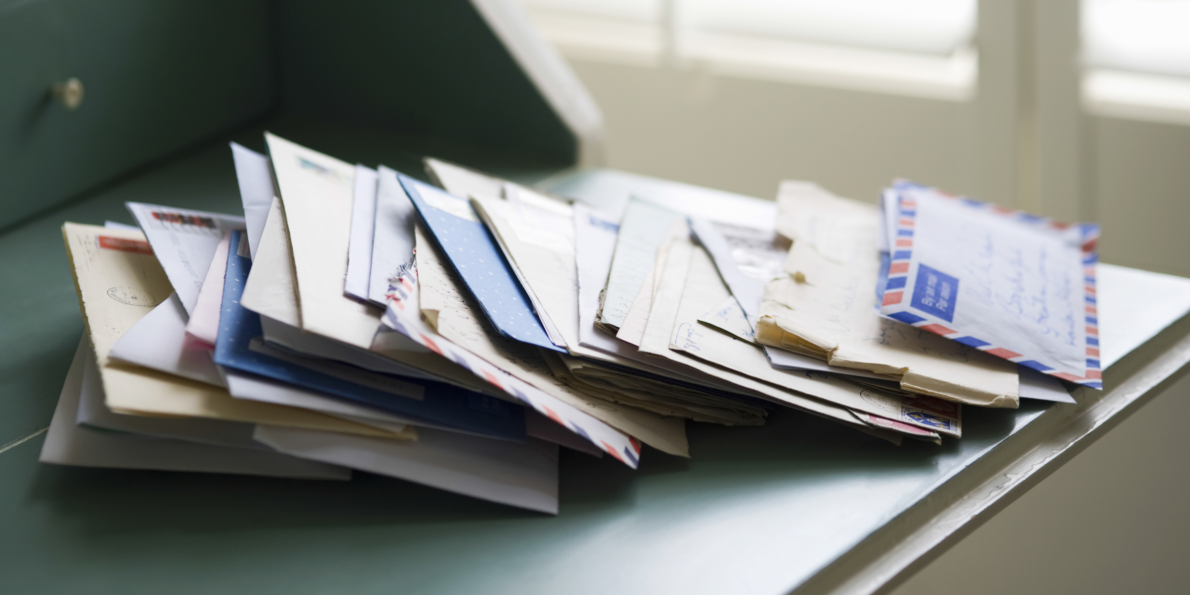 Une pile de lettres | Source : Shutterstock
