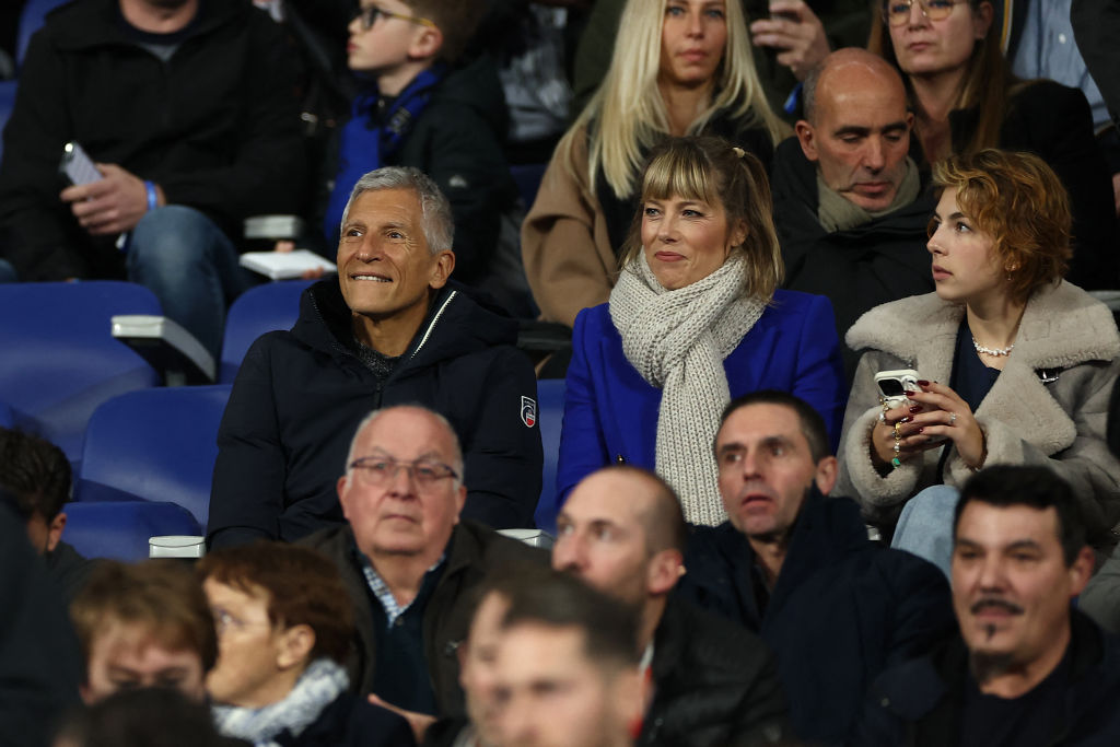 L'animateur de télévision et de radio français Nagui et son épouse l'actrice française Mélanie Page regardent depuis les tribunes avant le quart de finale retour de la Ligue des nations de l'UEFA entre la France et la Croatie au Stade de France à Saint-Denis, au nord de Paris, le 23 mars 2025. (Photo by FRANCK FIFE / AFP) (Photo by FRANCK FIFE/AFP via Getty Images)