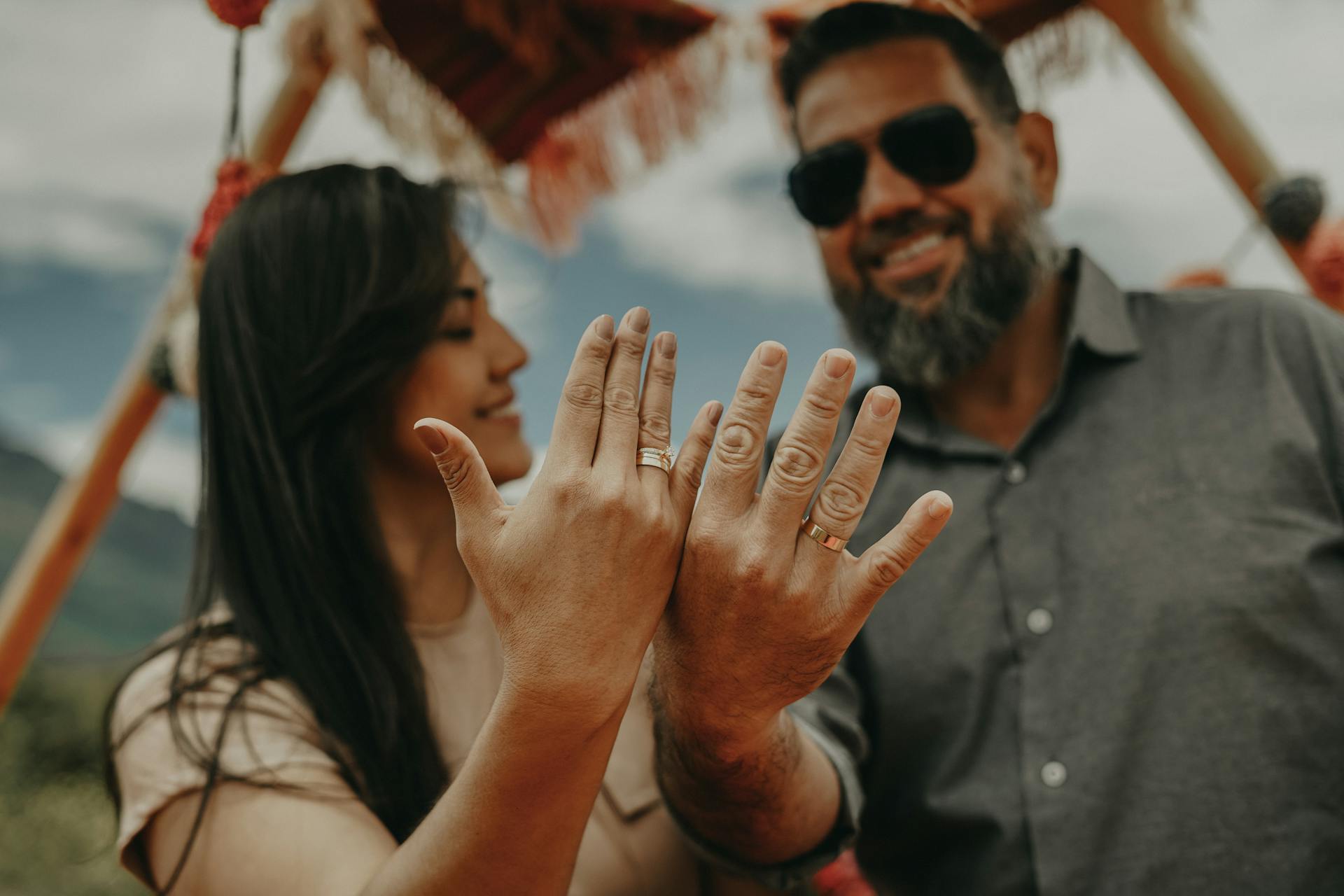 Un couple souriant qui se tend la main | Source : Pexels