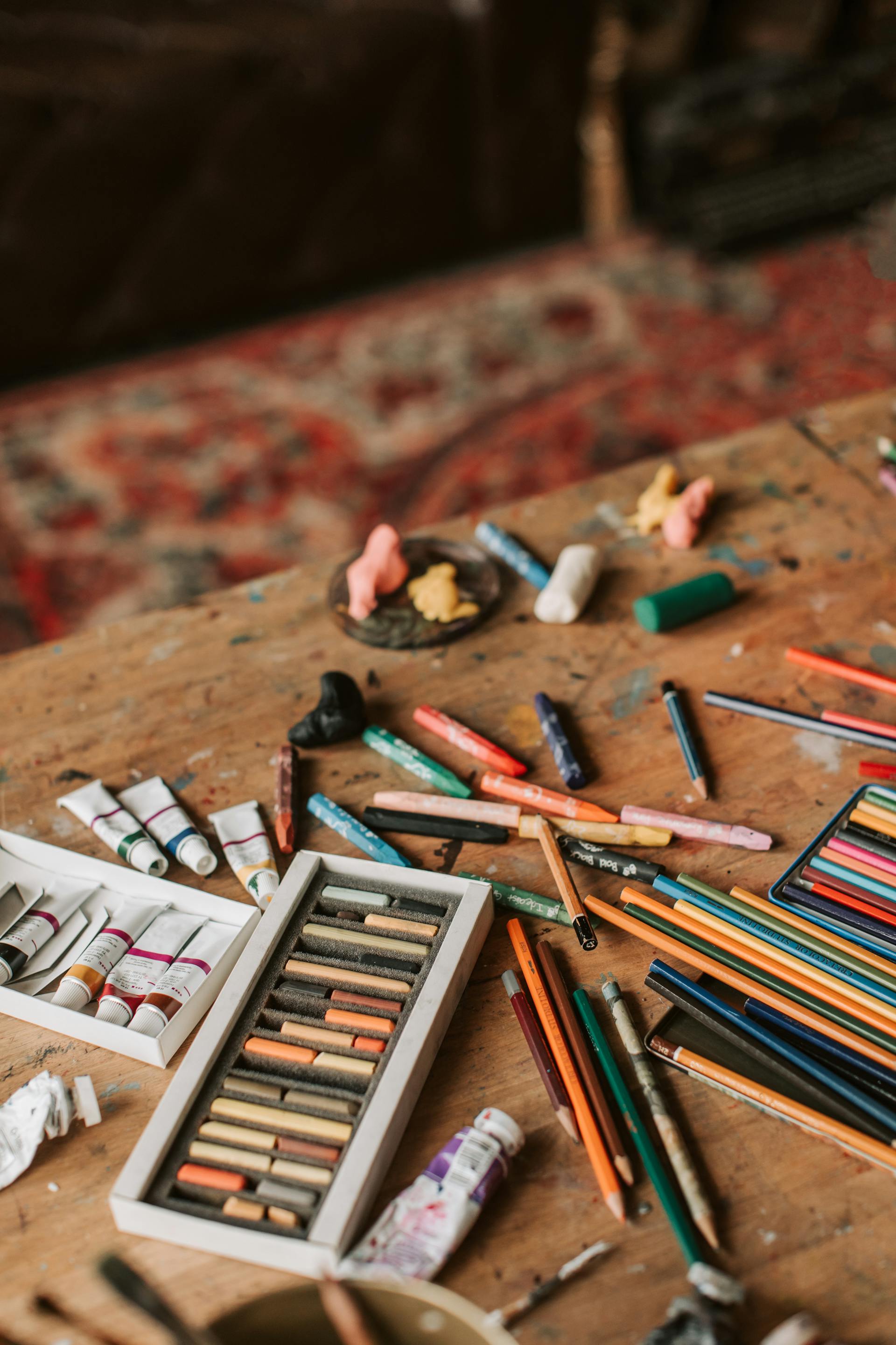 Des matériaux artistiques sur un bureau | Source : Pexels