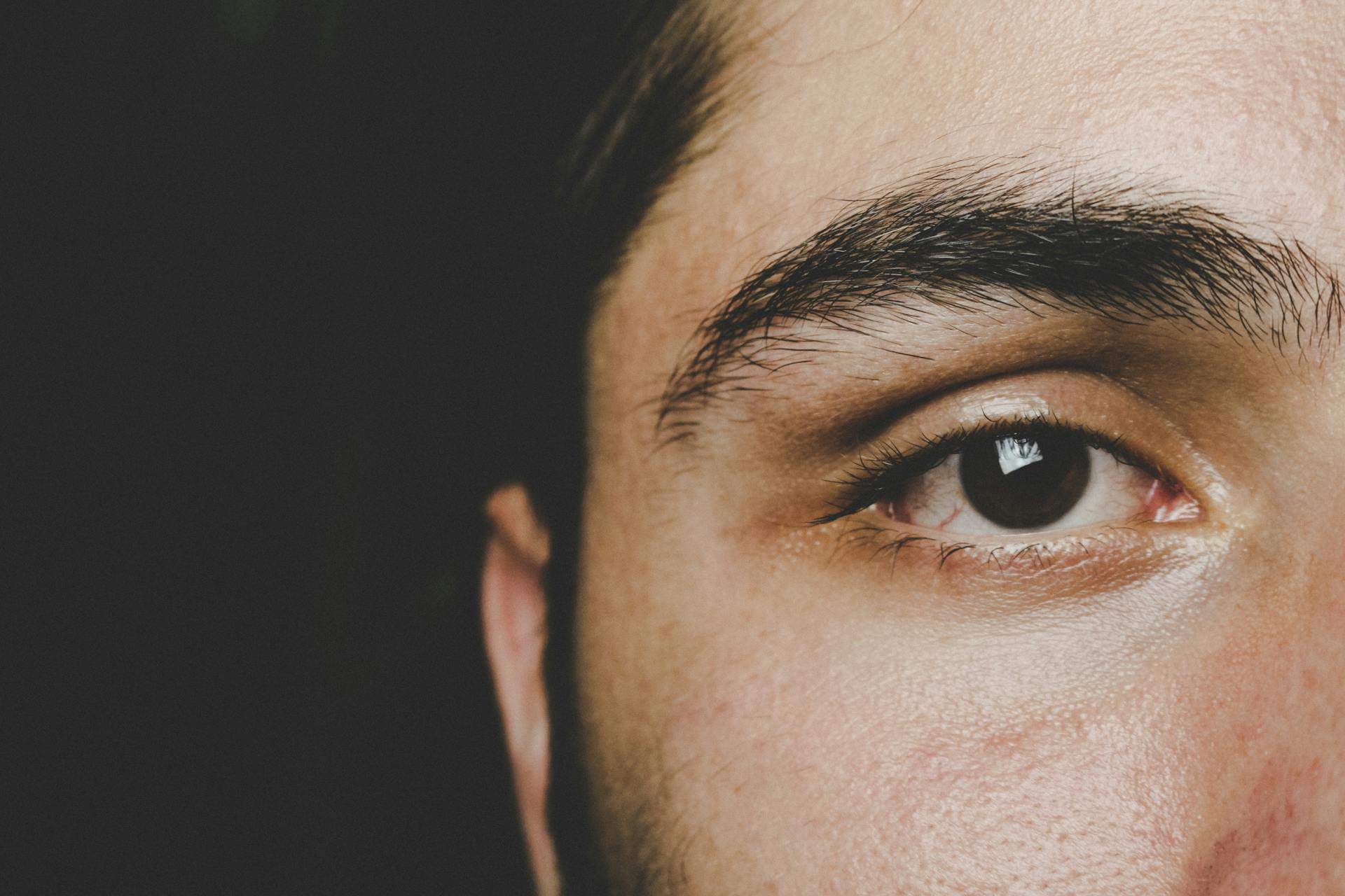 Gros plan sur l'œil droit d'un homme | Source : Pexels