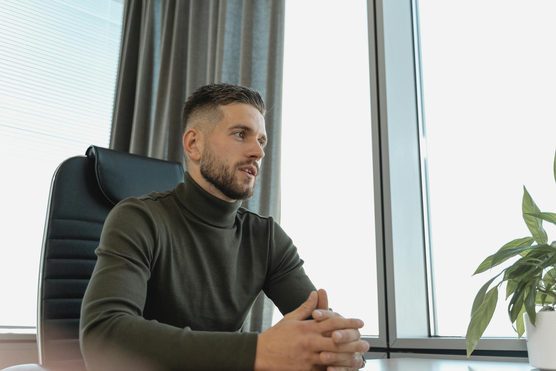Un homme dans son bureau | Source : Pexels