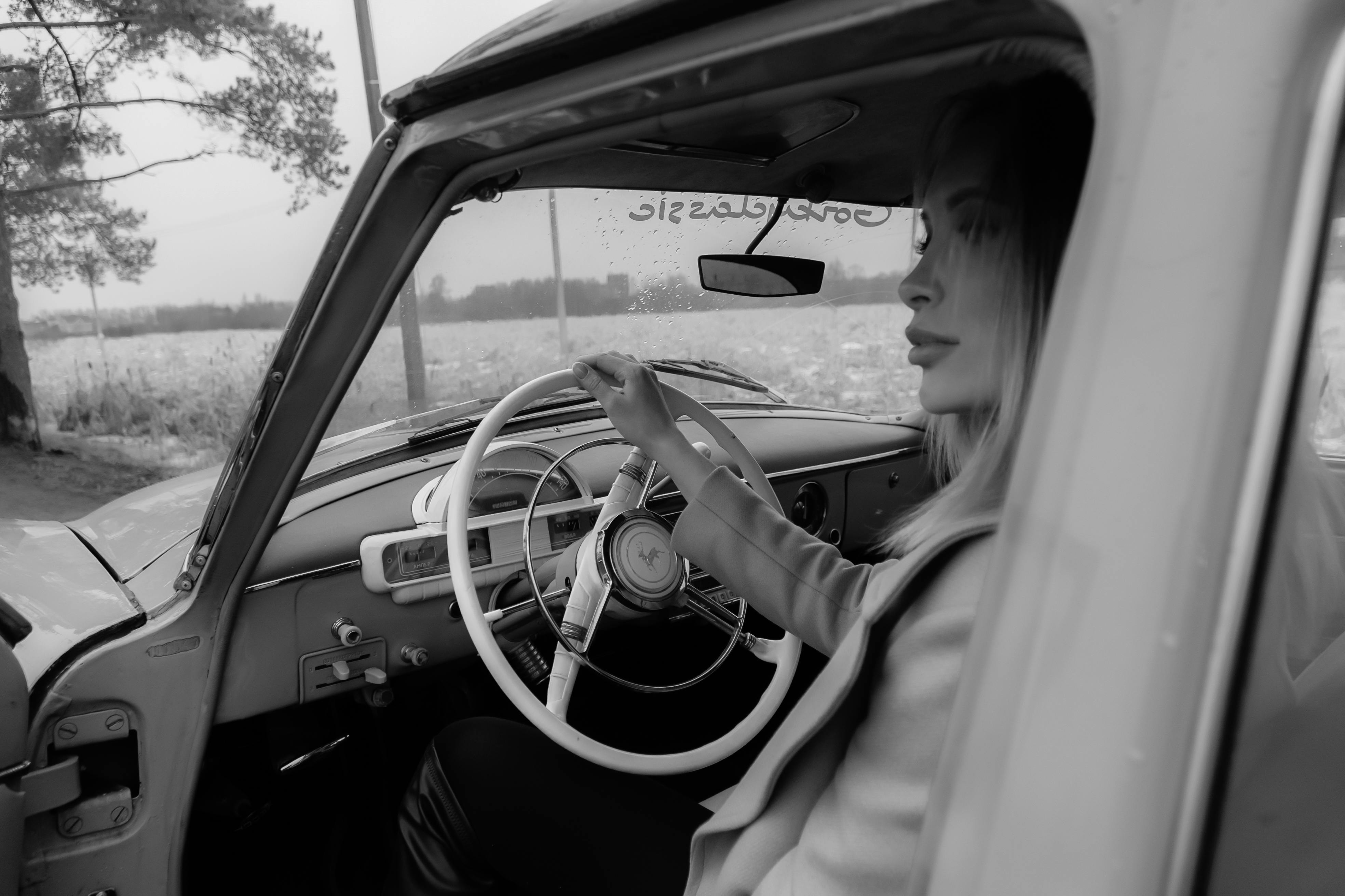 Une femme sur le point de partir en voiture | Source : Pexels