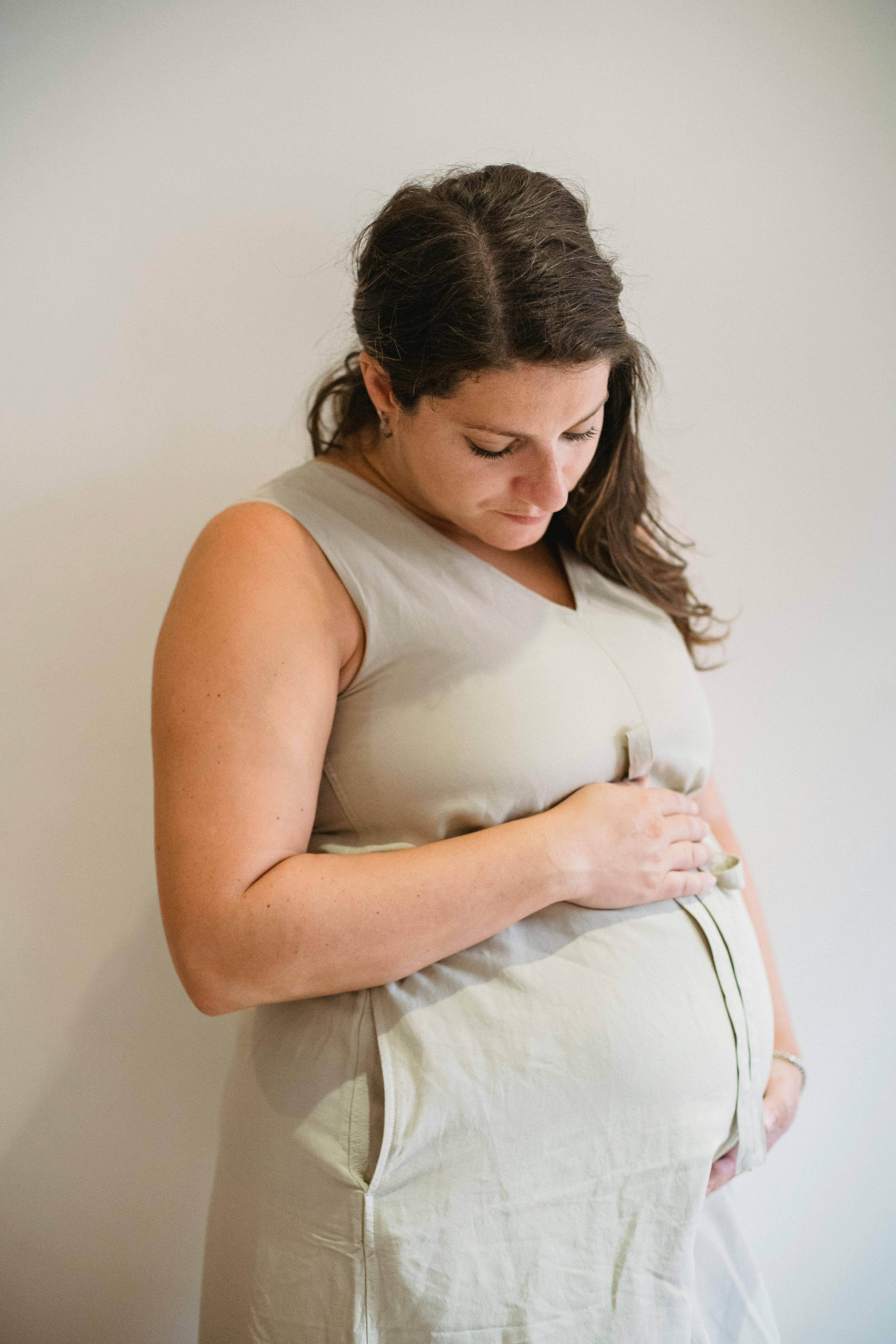Une femme enceinte à l'air triste | Source : Pexels