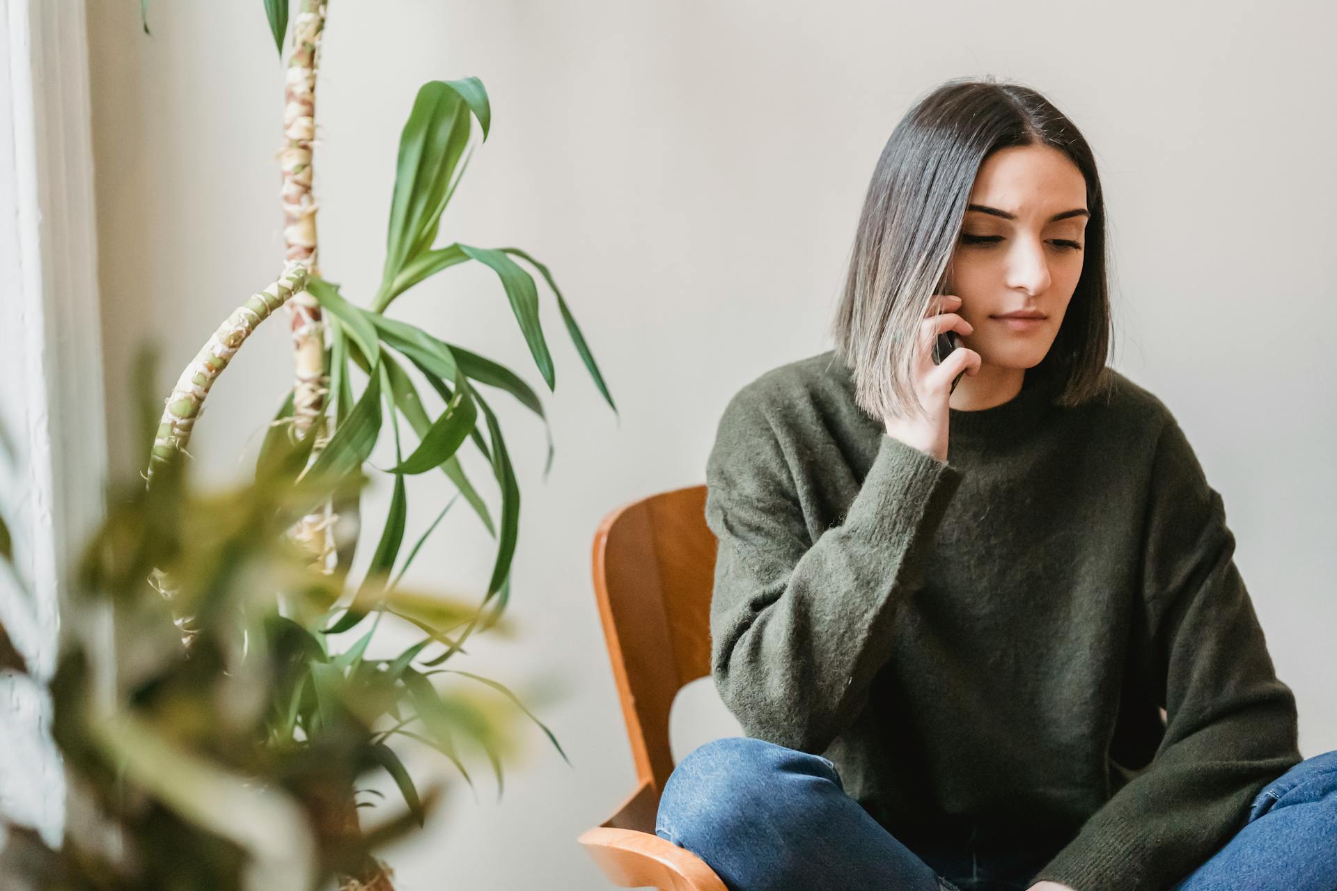 Une femme qui parle dans son téléphone portable | Source : Pexels