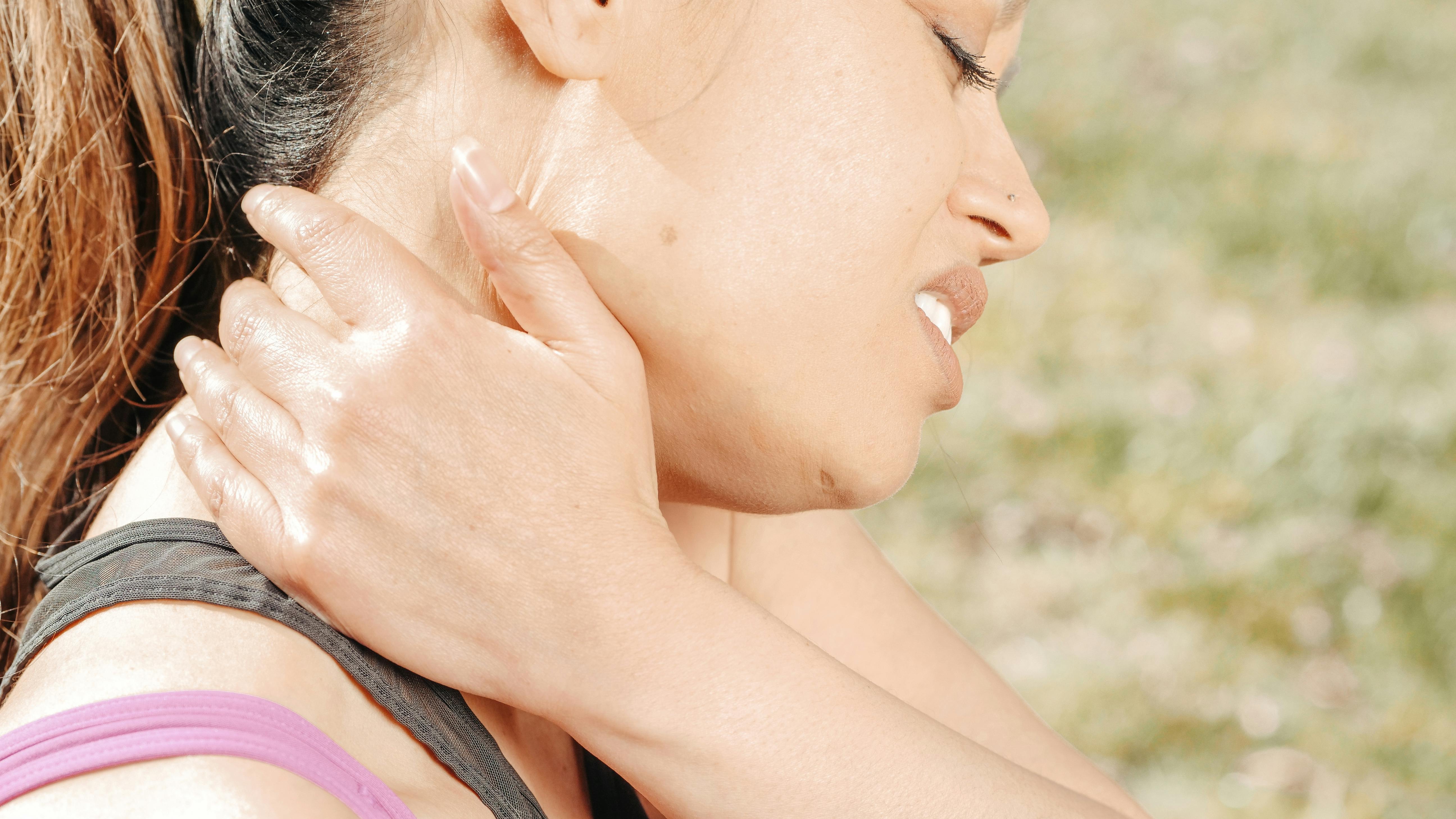 Une femme blessée au cou | Source : Pexels