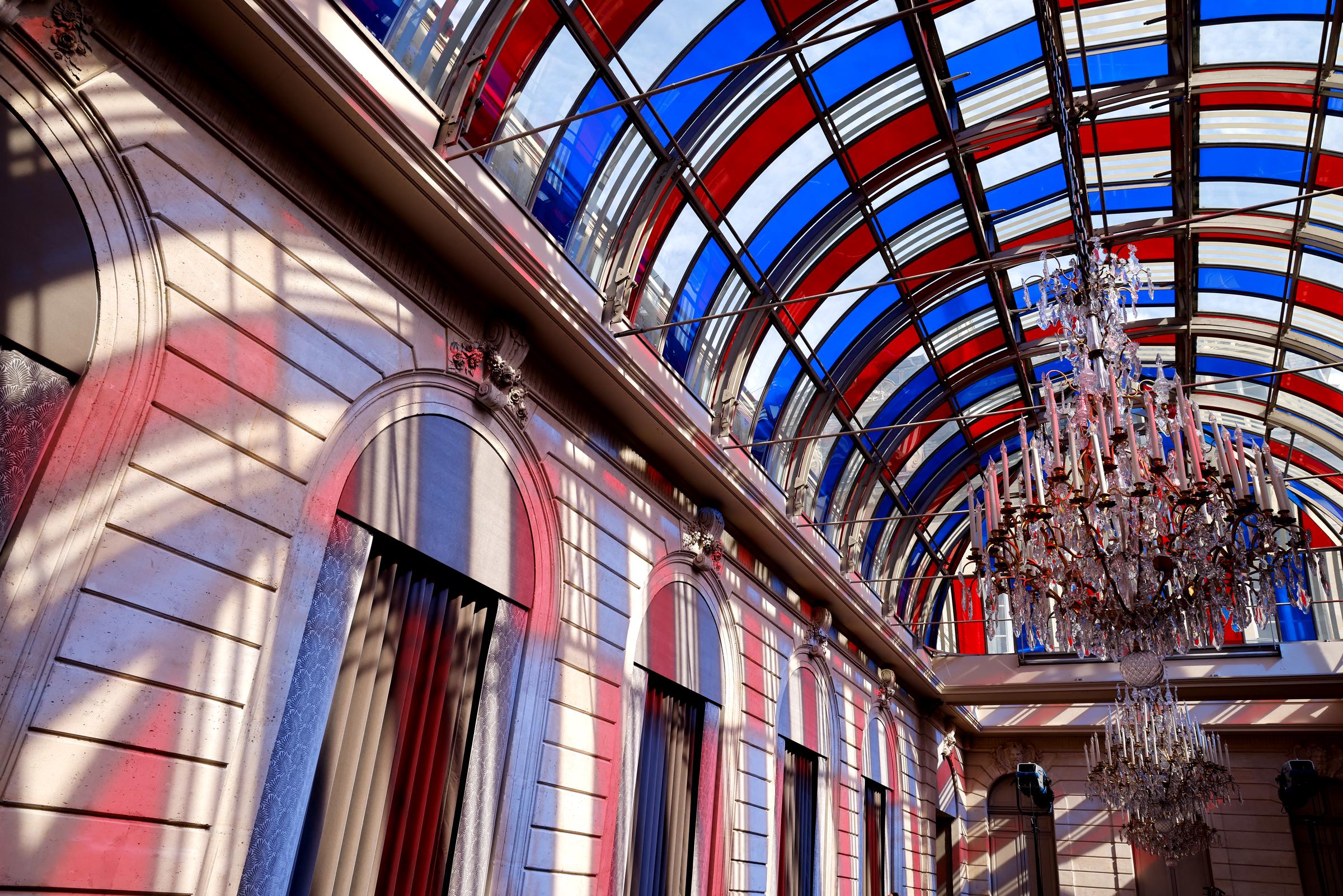 Une photo montrant le Jardin d'hiver illuminé d'un vitrail tricolore à Paris, en France, le 5 septembre 2022. | Source : Getty Images